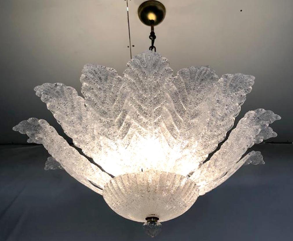 Lampadario italiano da incasso o lampadario con foglie in vetro di Murano trasparente soffiato a mano con la tecnica Graniglia per ottenere un effetto granulare, montato su telaio interno con finitura dorata e catena e baldacchino in ottone naturale