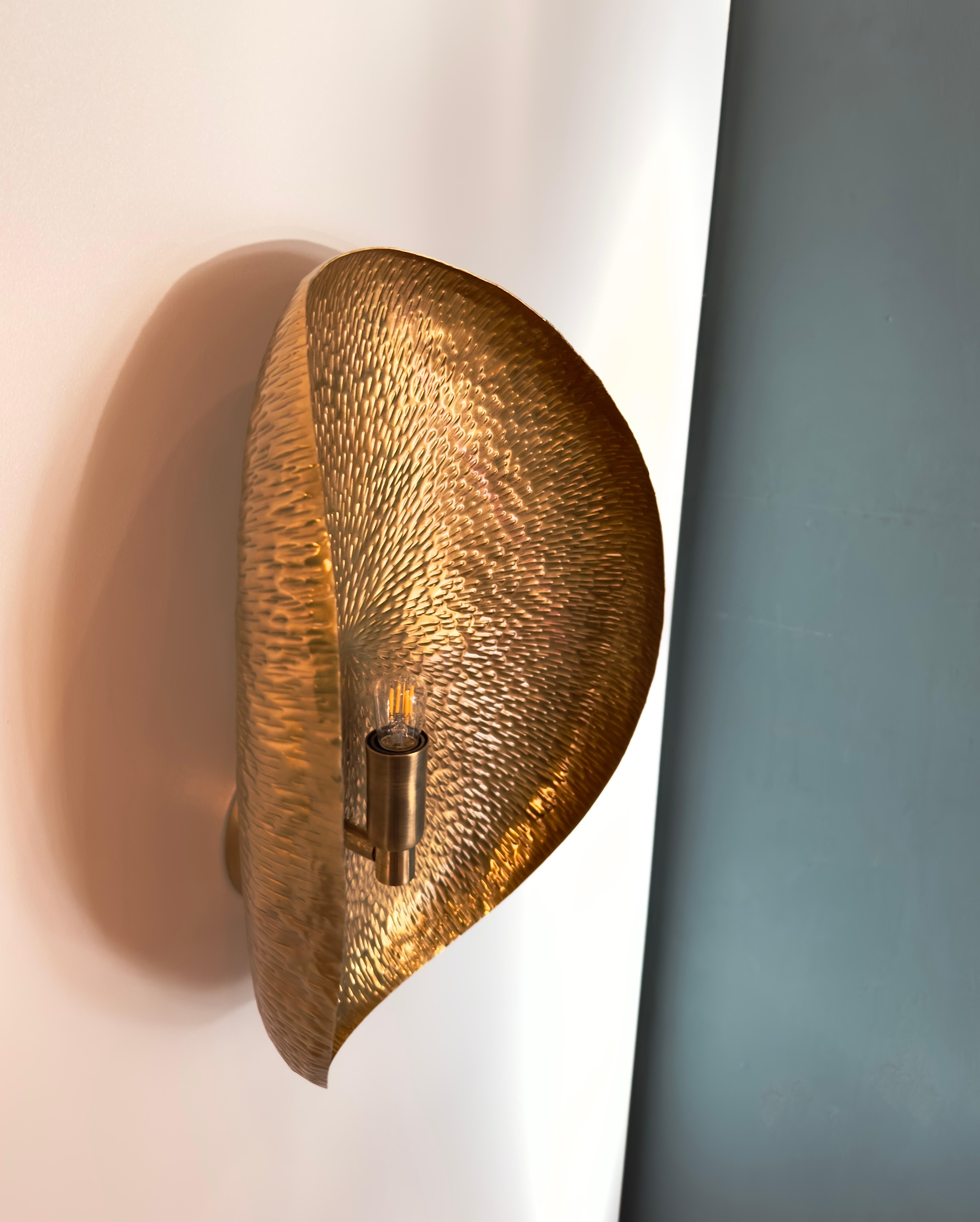 Palma Hammered Brass Wall Sconce In New Condition For Sale In İstiklal, TR