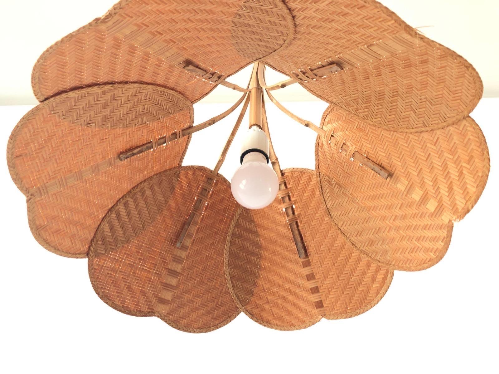 Magnifique lampe à suspension en osier et bambou à motif de feuilles de Palmate, années 1960, Allemagne en vente 3
