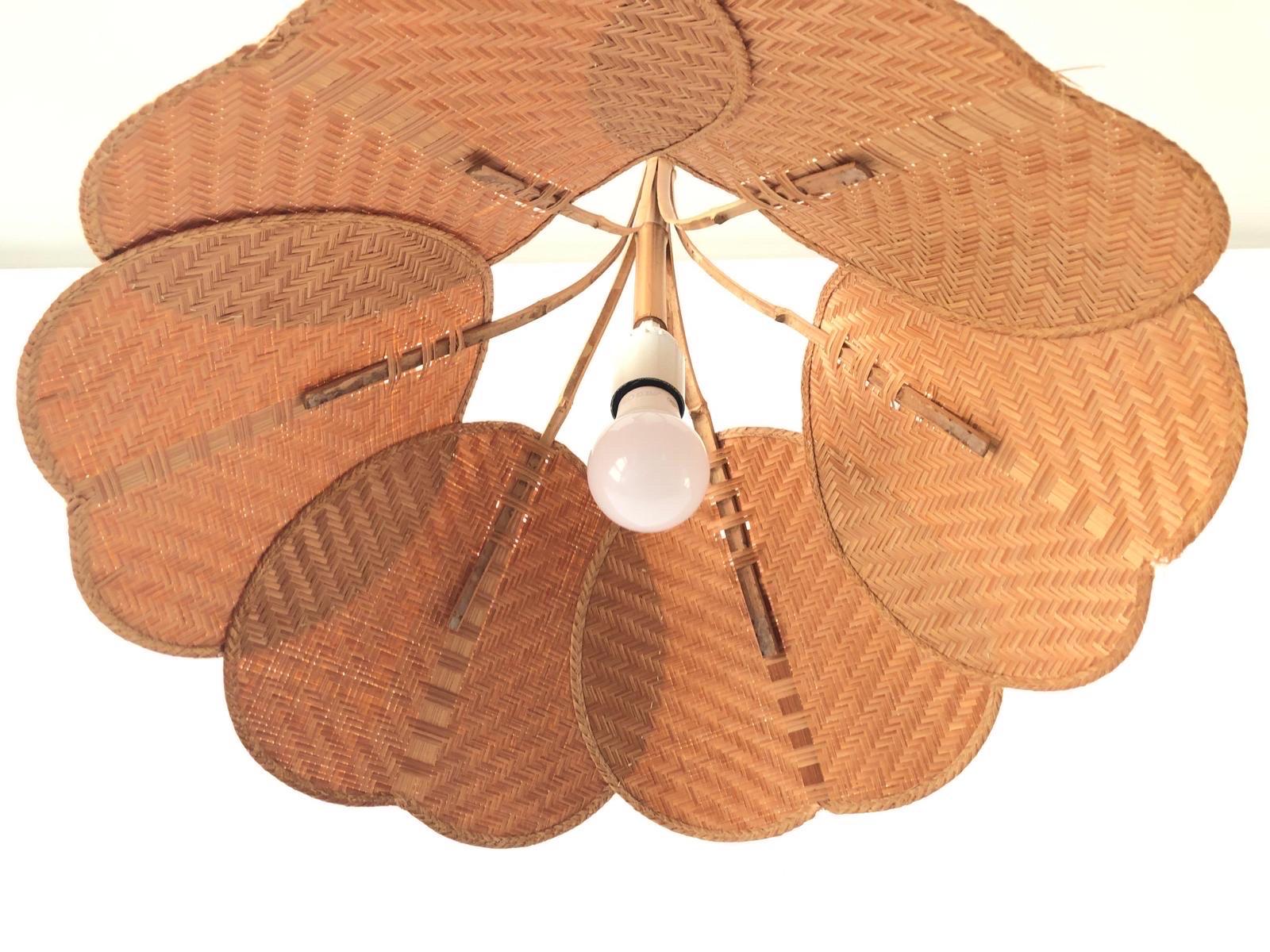 Preciosa lámpara colgante de mimbre y bambú con diseño de hojas palmeadas, años 60, Alemania en venta 3