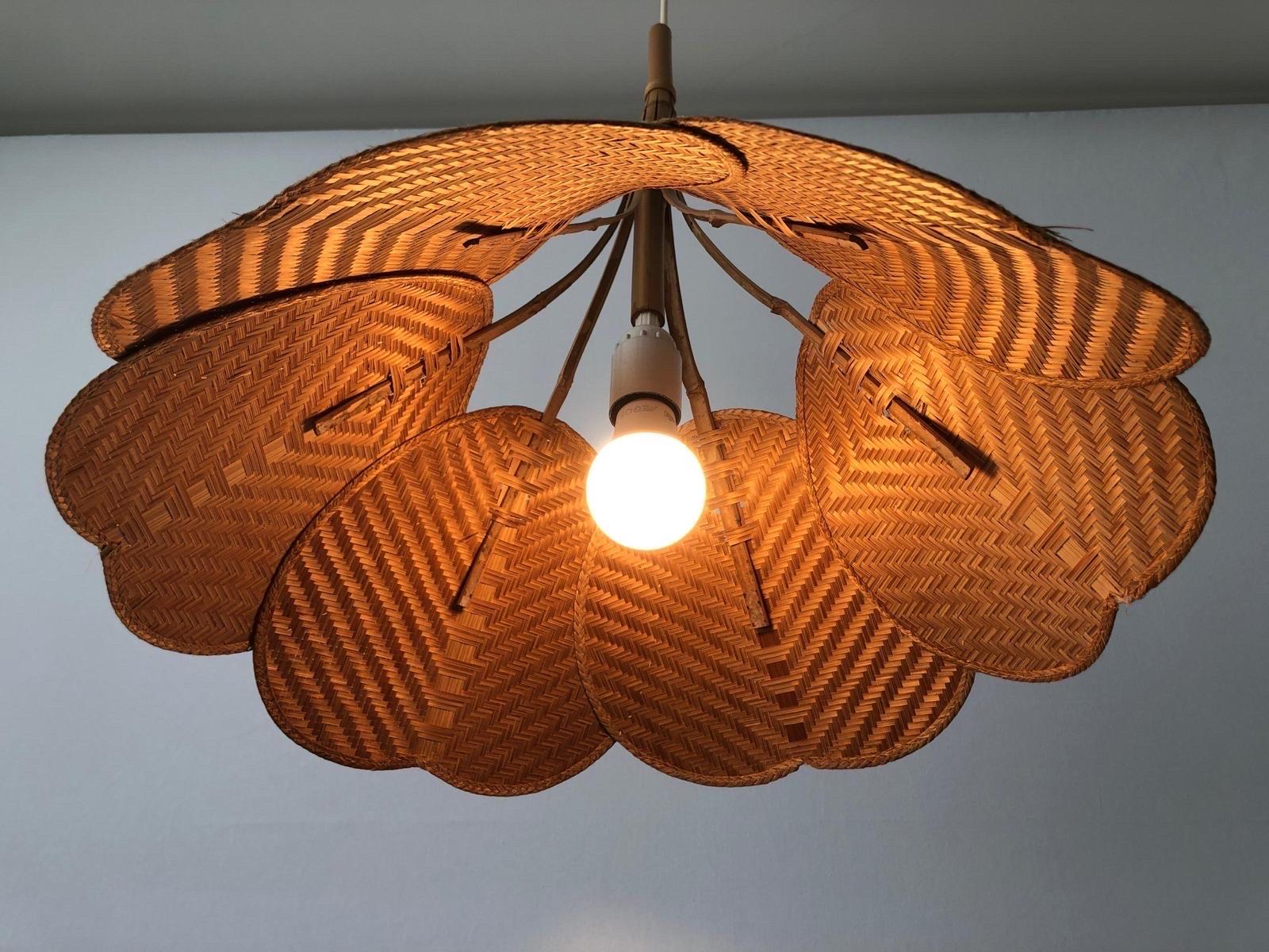 Magnifique lampe à suspension en osier et bambou à motif de feuilles de Palmate, années 1960, Allemagne en vente 4