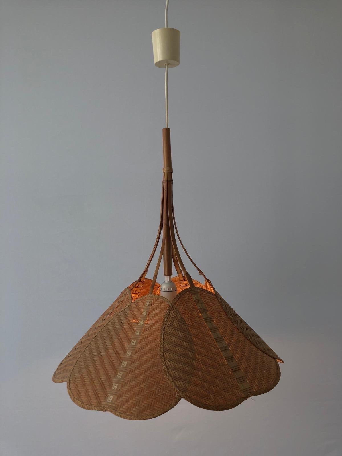 Magnifique lampe à suspension en osier et bambou à motif de feuilles de Palmate, années 1960, Allemagne en vente 5