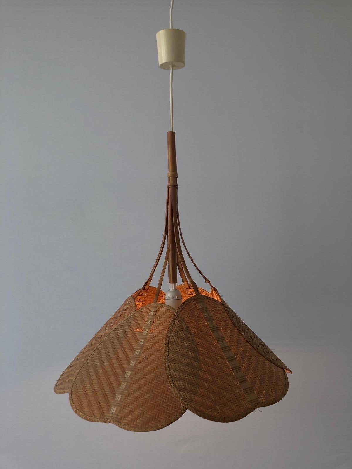 Preciosa lámpara colgante de mimbre y bambú con diseño de hojas palmeadas, años 60, Alemania en venta 5