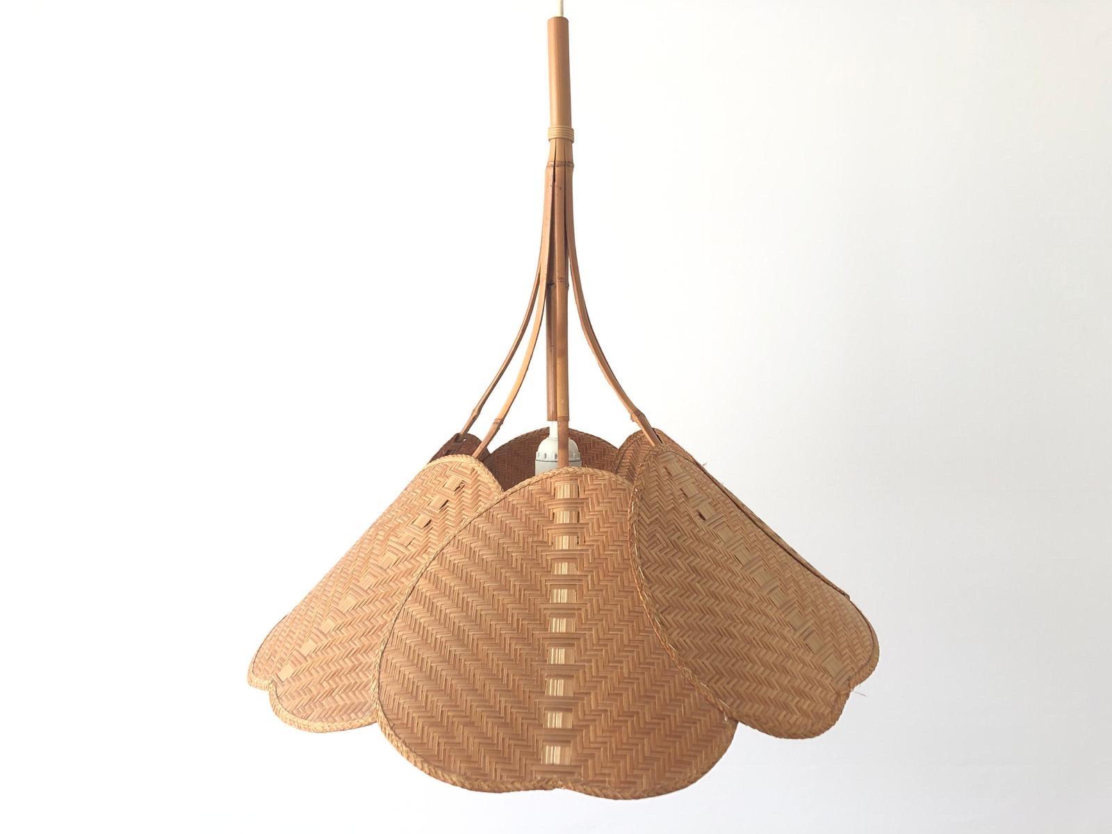 Preciosa lámpara colgante de mimbre y bambú con diseño de hojas palmeadas, años 60, Alemania

La pantalla está en muy buen estado vintage.
Ninguna grieta, ninguna pieza perdida.
Tejadillo original.

Esta lámpara funciona con una bombilla E27. Máx.