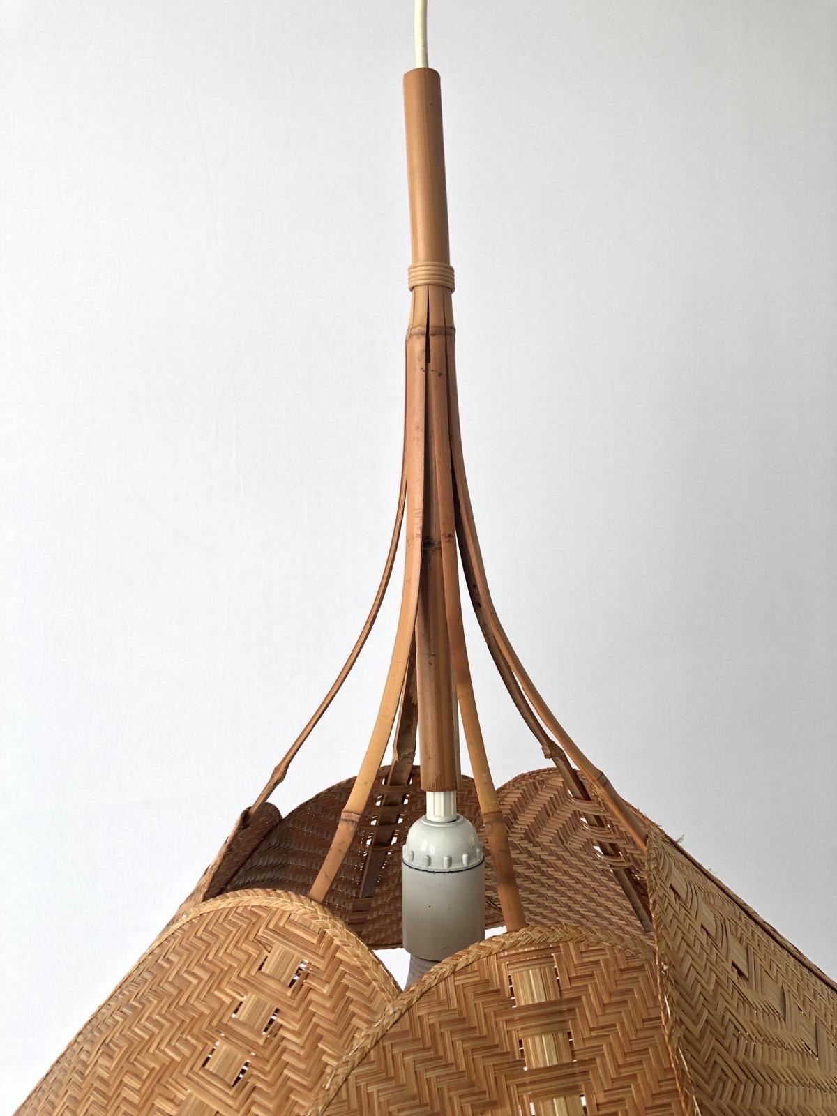 Magnifique lampe à suspension en osier et bambou à motif de feuilles de Palmate, années 1960, Allemagne Excellent état - En vente à Hagenbach, DE