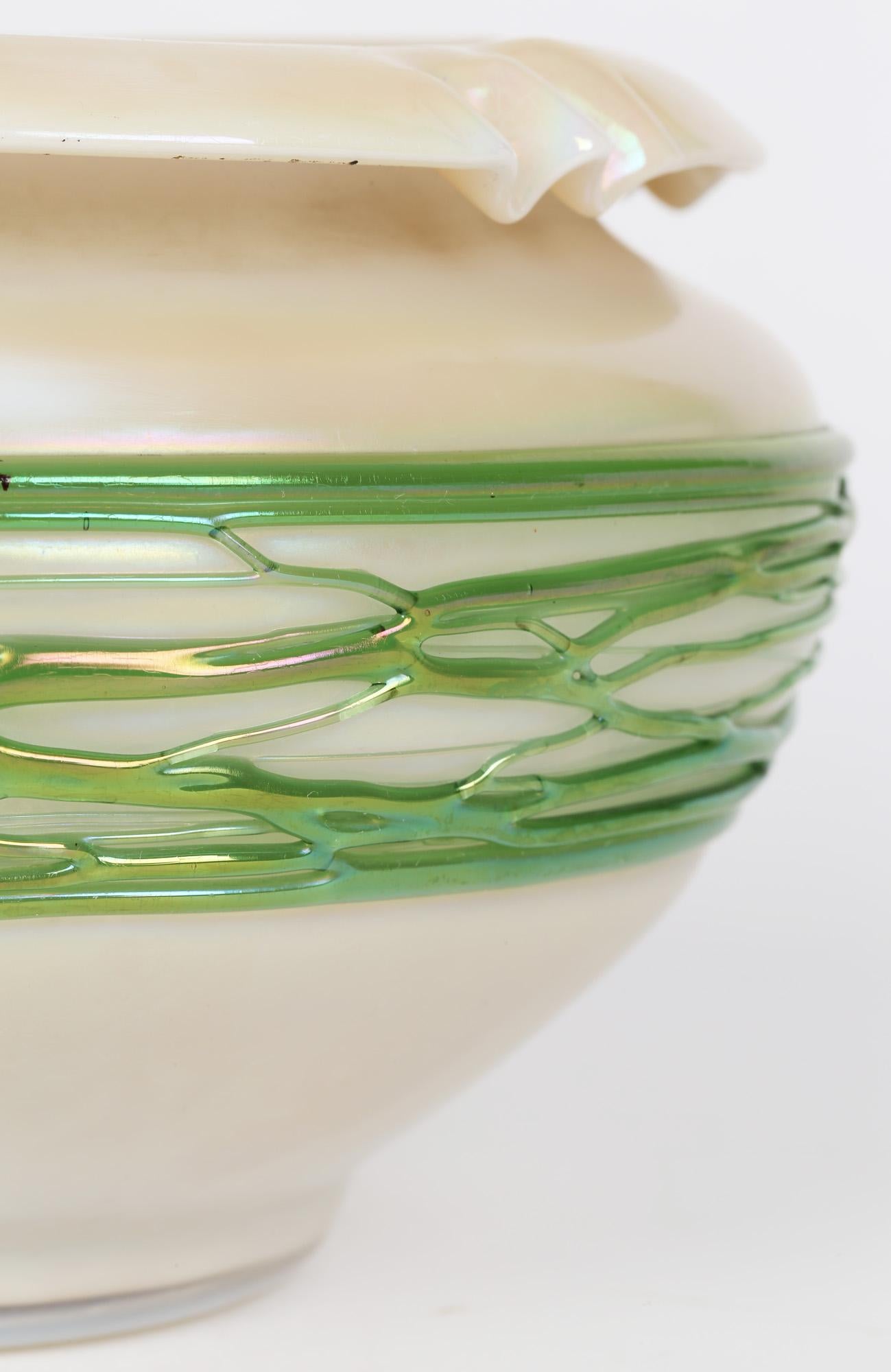 Palme König Art Nouveau Green Trailed Thread Design Iridescent Glass Bowl For Sale 6