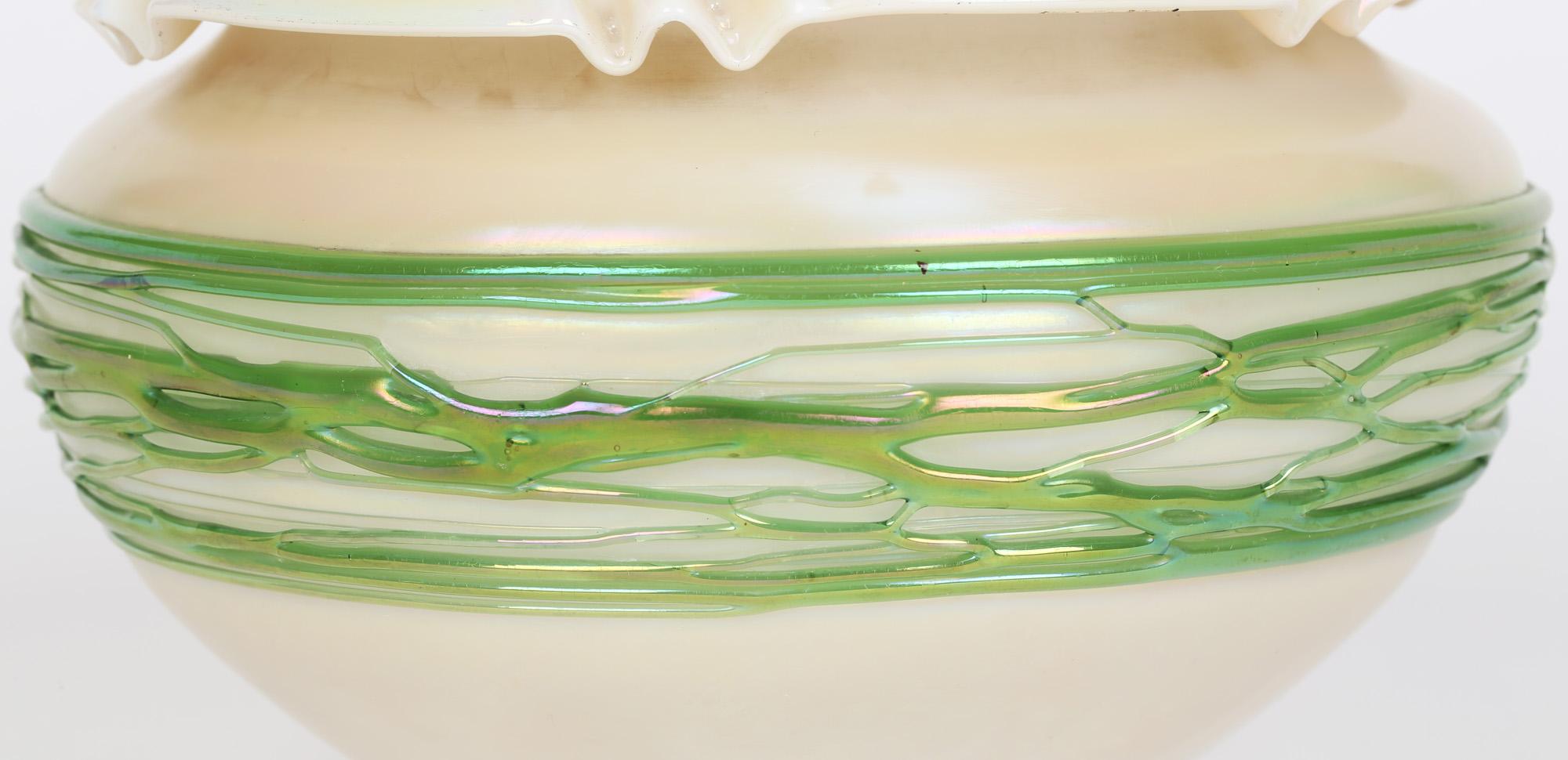 Palme König Art Nouveau Green Trailed Thread Design Iridescent Glass Bowl For Sale 7