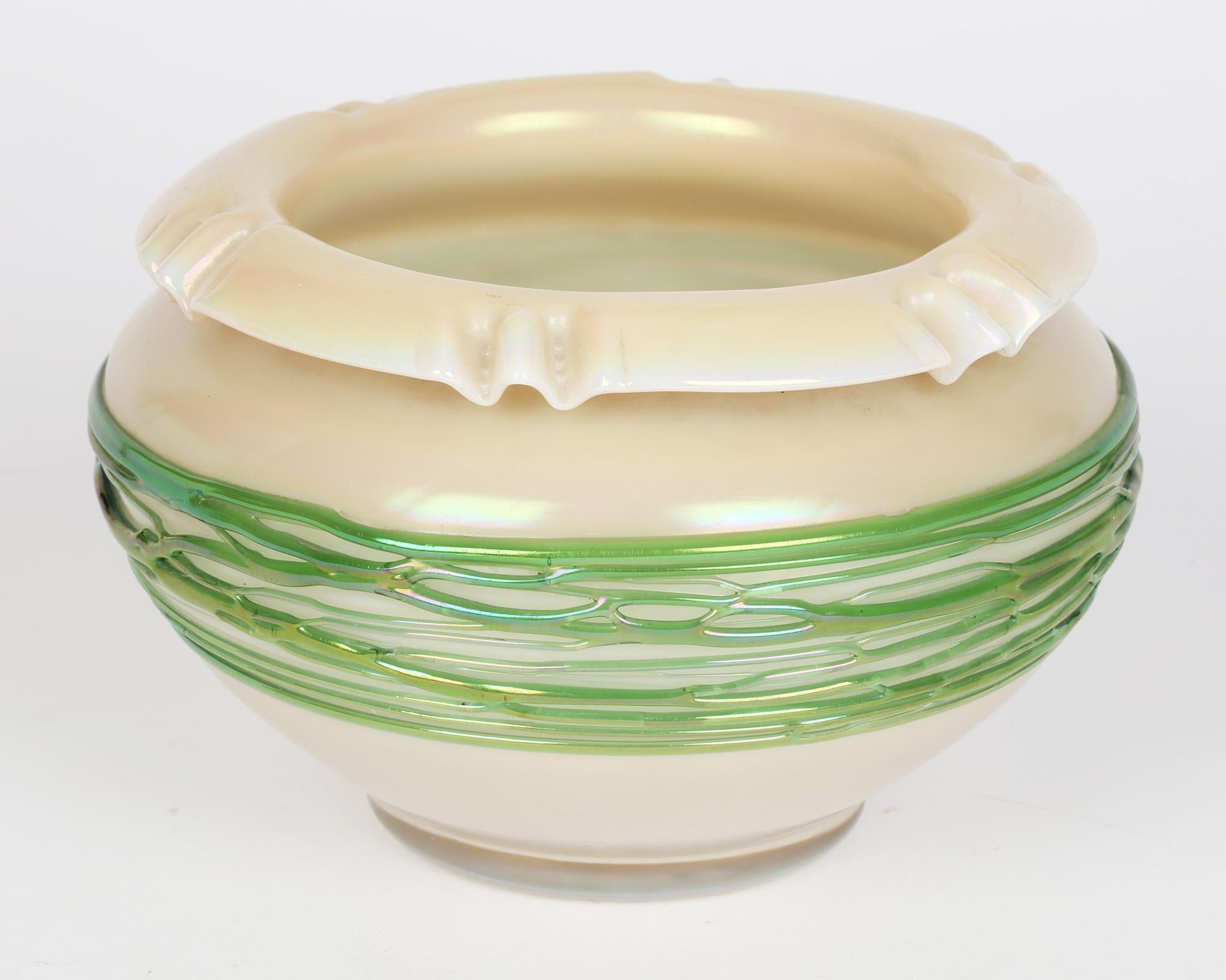 Uno splendido vaso in vetro iridescente Art Nouveau applicato con motivi di fili verdi a strascico attribuito a Palme König e risalente ai primi anni del XX secolo. Le origini di questo splendido pezzo sono state contestate, ma noi crediamo che sia