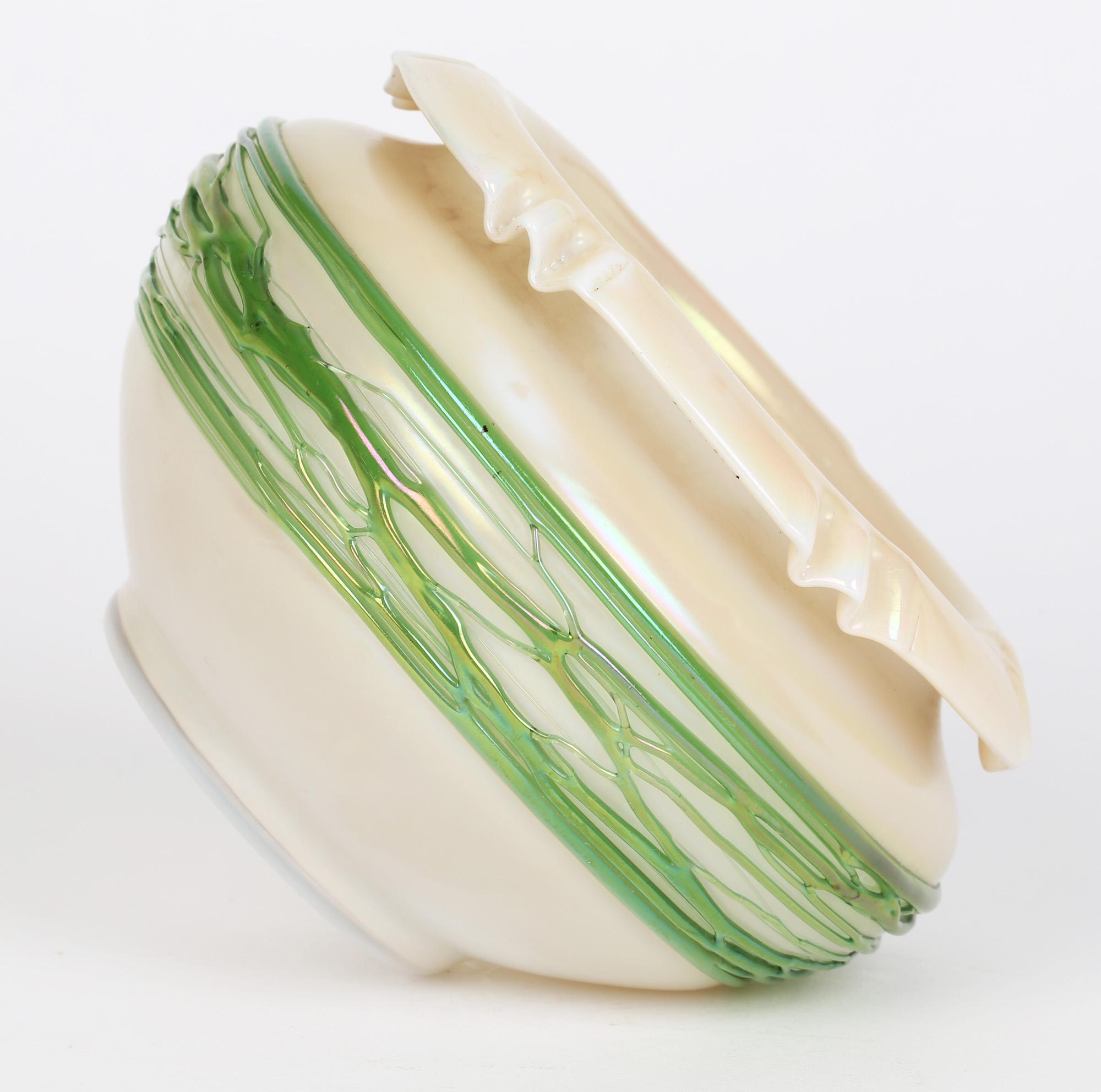 Palme König Art Nouveau Green Trailed Thread Design Iridescent Glass Bowl In Good Condition For Sale In Bishop's Stortford, Hertfordshire
