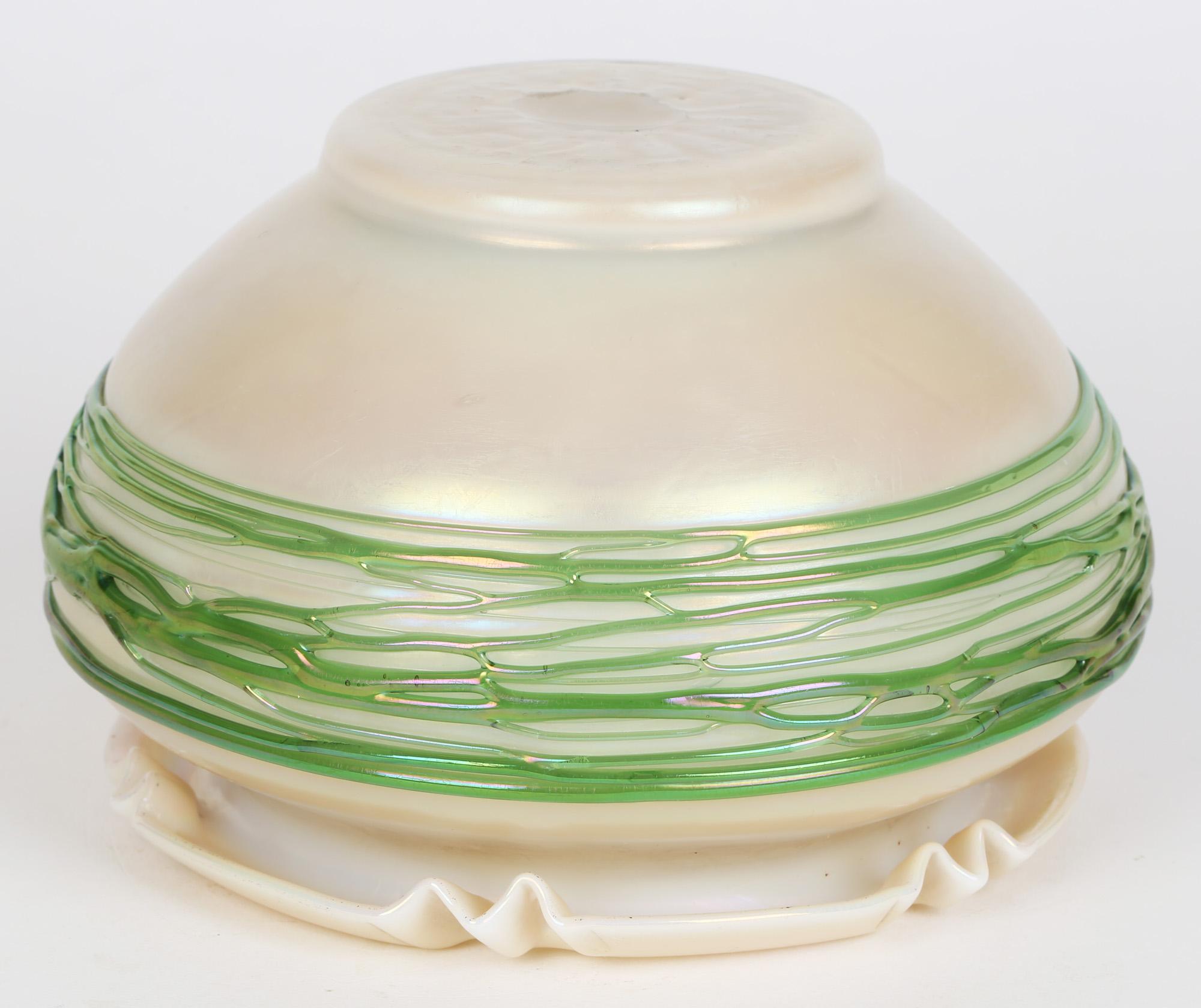 XX secolo Palme König Art Nouveau Greene & Greene Greene & Greene Design Ciotola in vetro iridescente in vendita