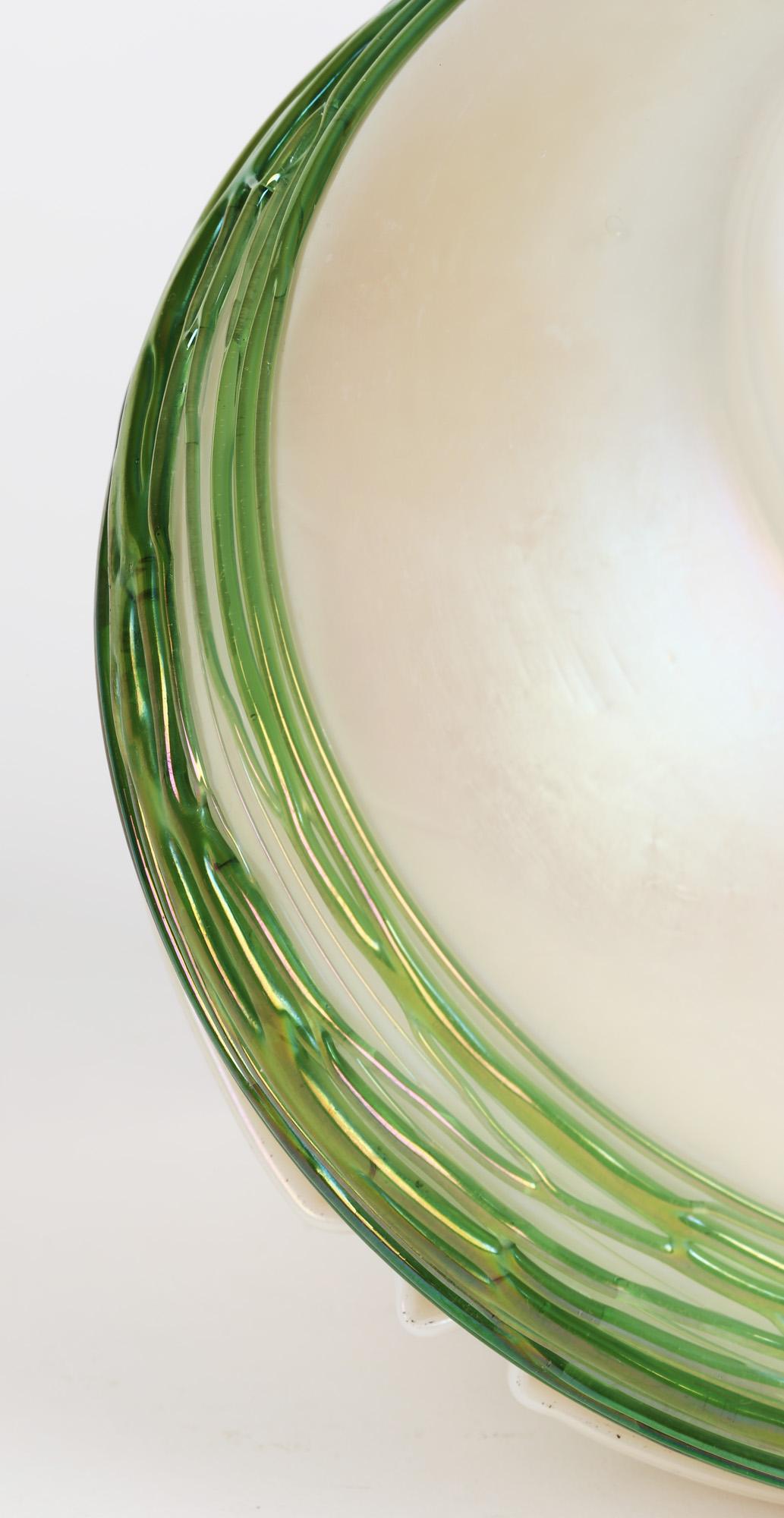 Palme König Art Nouveau Green Trailed Thread Design Iridescent Glass Bowl For Sale 2