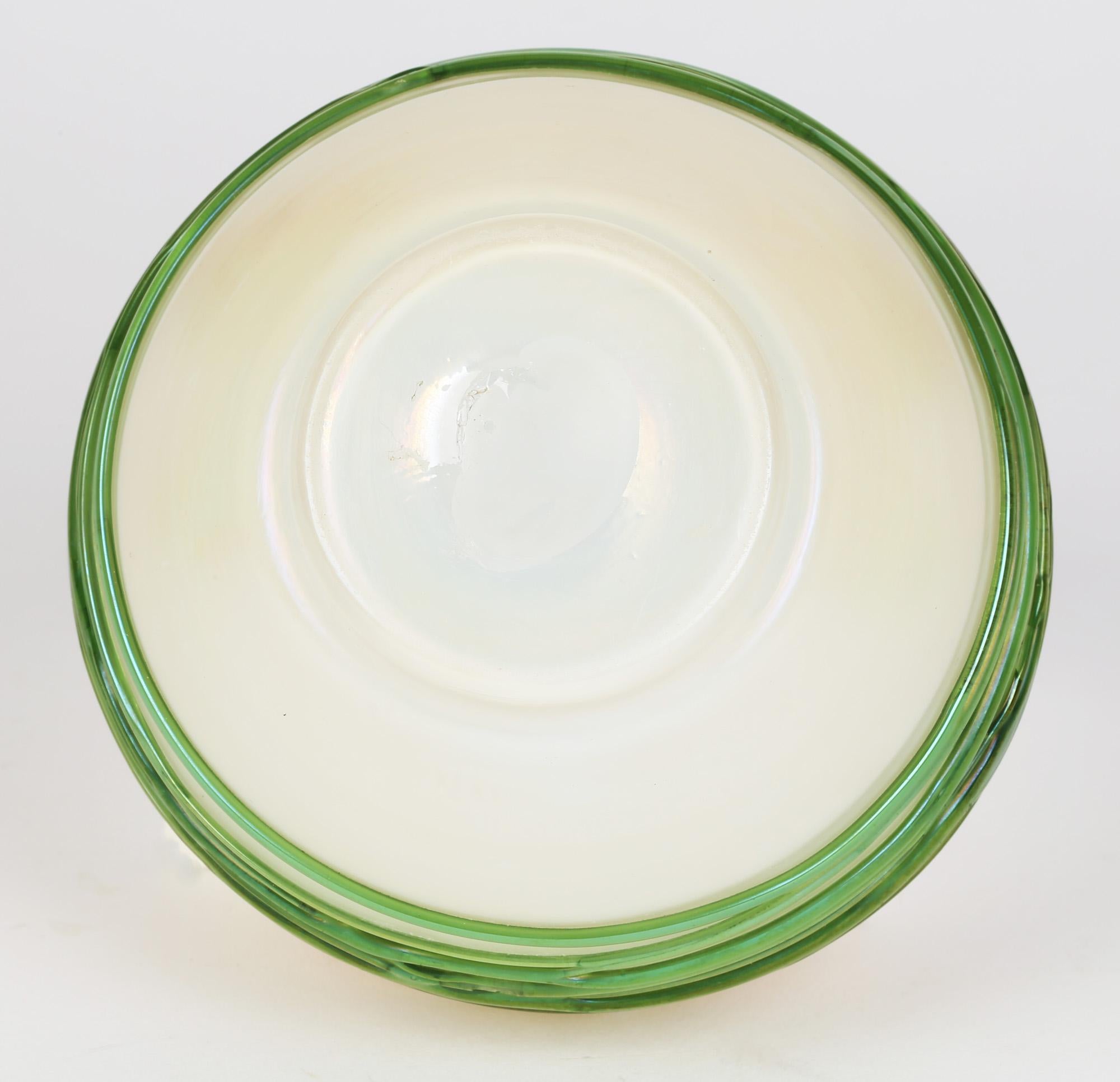 Palme König Green Trailed Thread Iridescent Art Glass Vase im Angebot 2