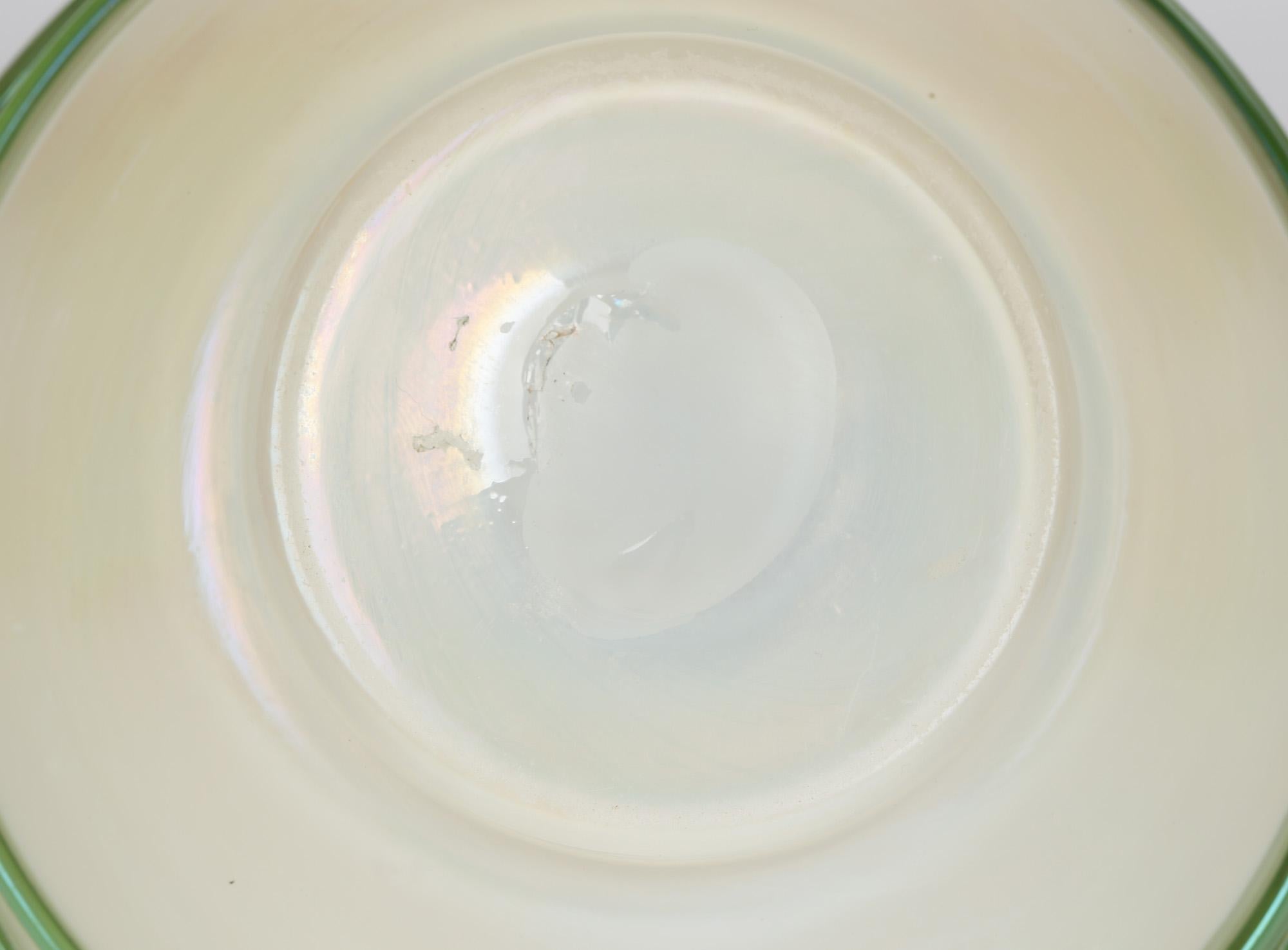 Palme König Green Trailed Thread Iridescent Art Glass Vase im Angebot 3