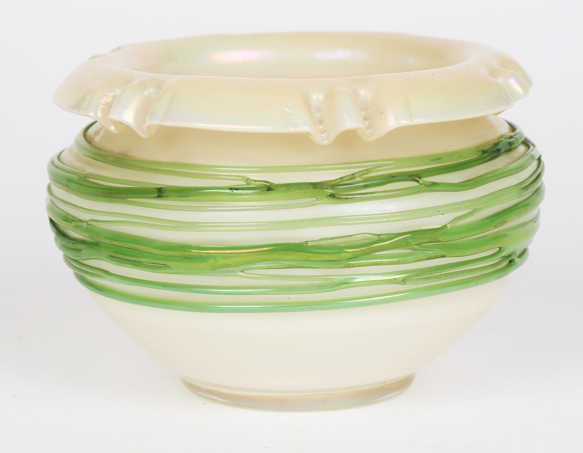Palme König Green Trailed Thread Iridescent Art Glass Vase im Angebot 4