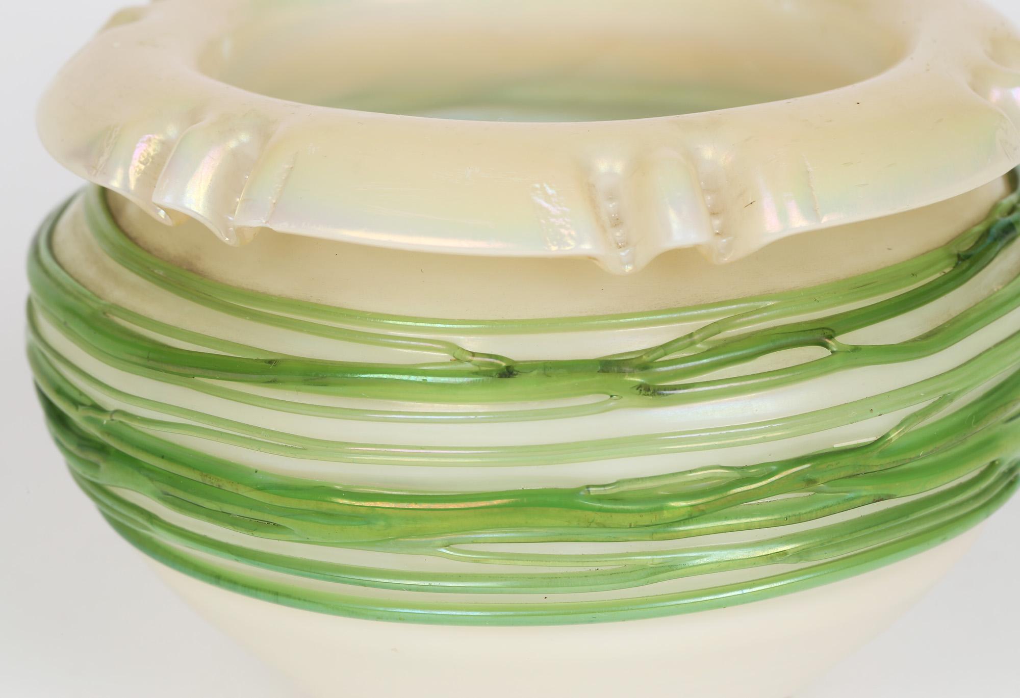 Vase en verre d'art iridescent Greene König Green Trailed Thread en vente 5
