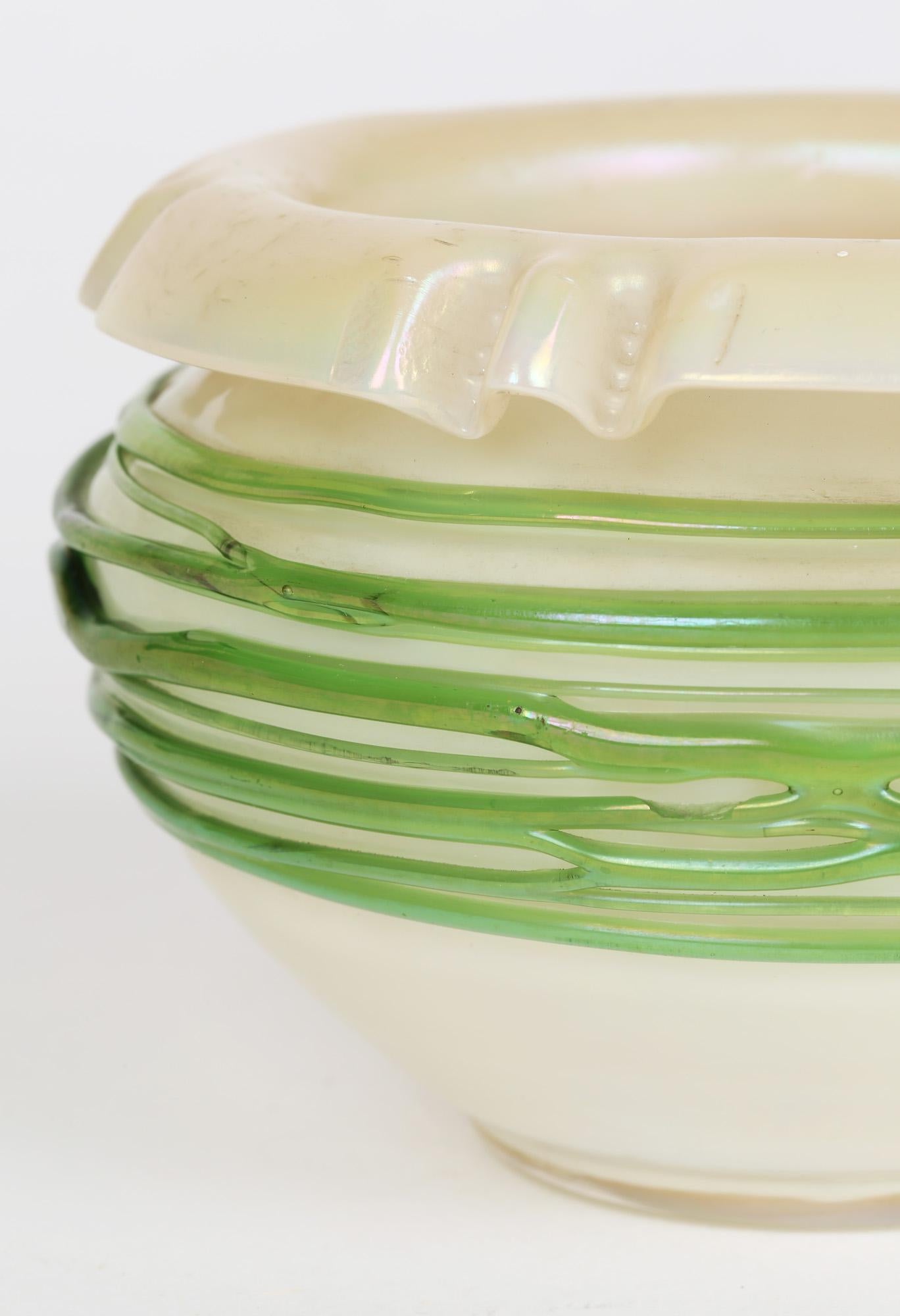 Vase en verre d'art iridescent Greene König Green Trailed Thread en vente 6