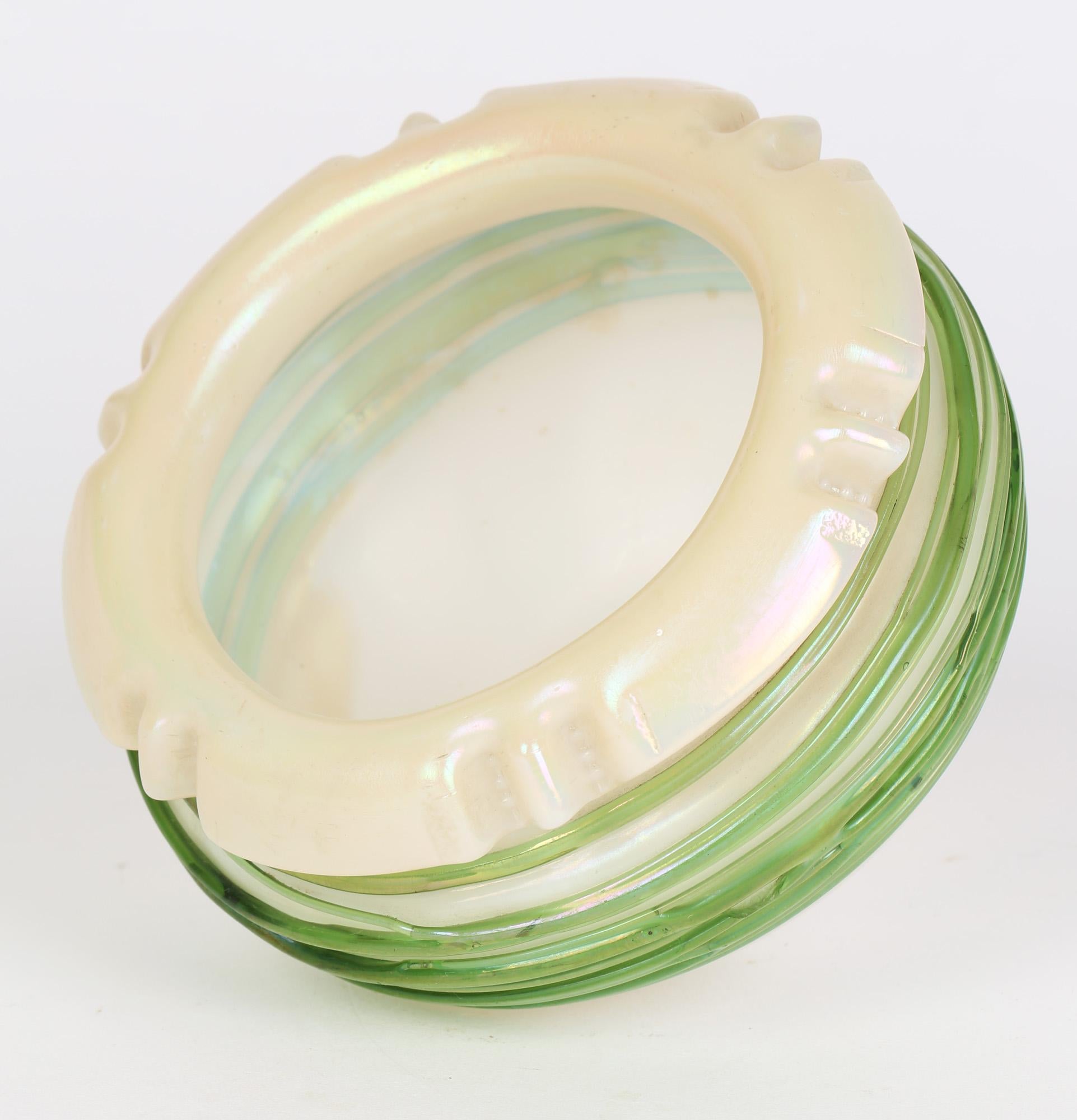 Autrichien Vase en verre d'art iridescent Greene König Green Trailed Thread en vente