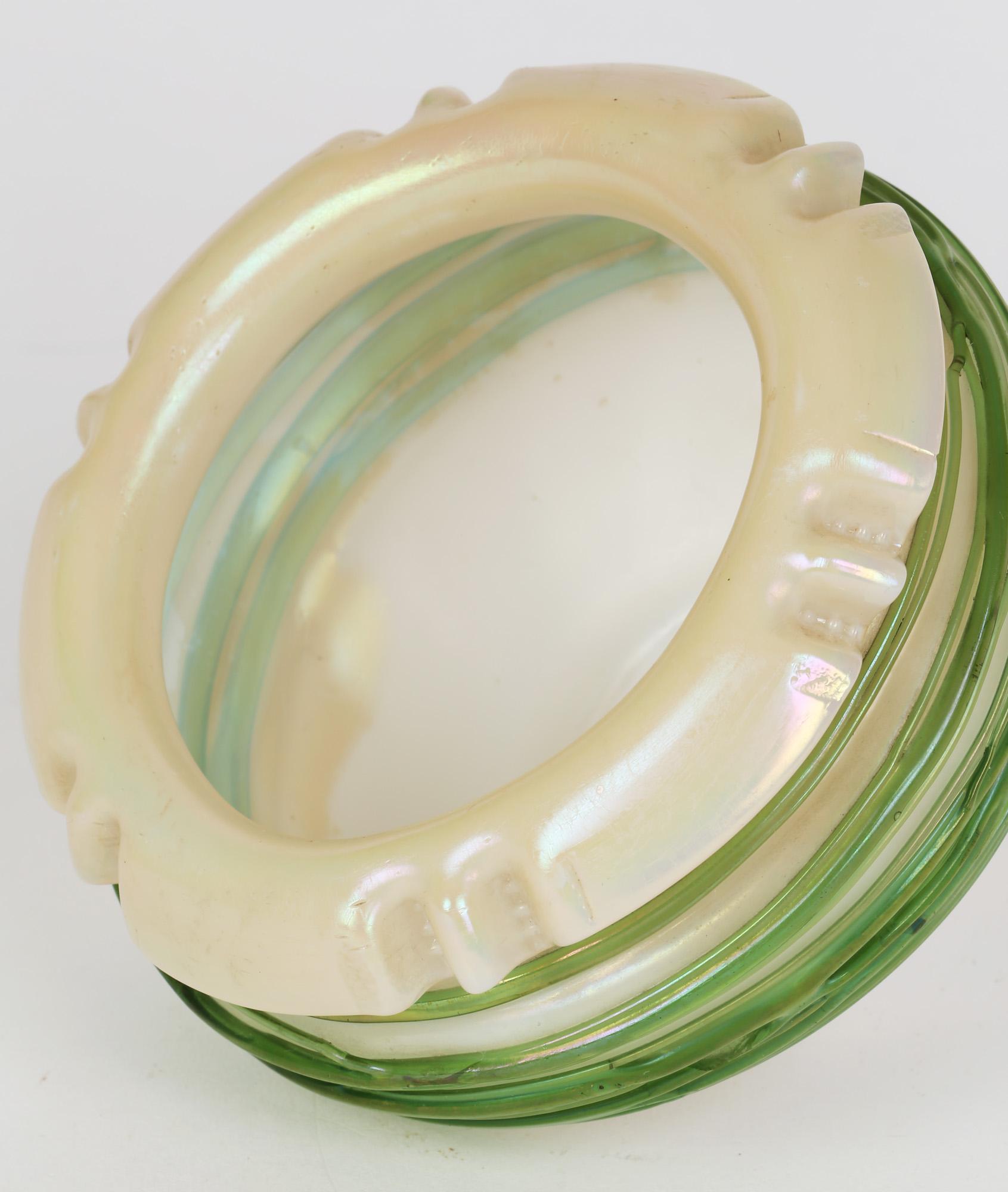 Palme König Green Trailed Thread Iridescent Art Glass Vase (Handgefertigt) im Angebot