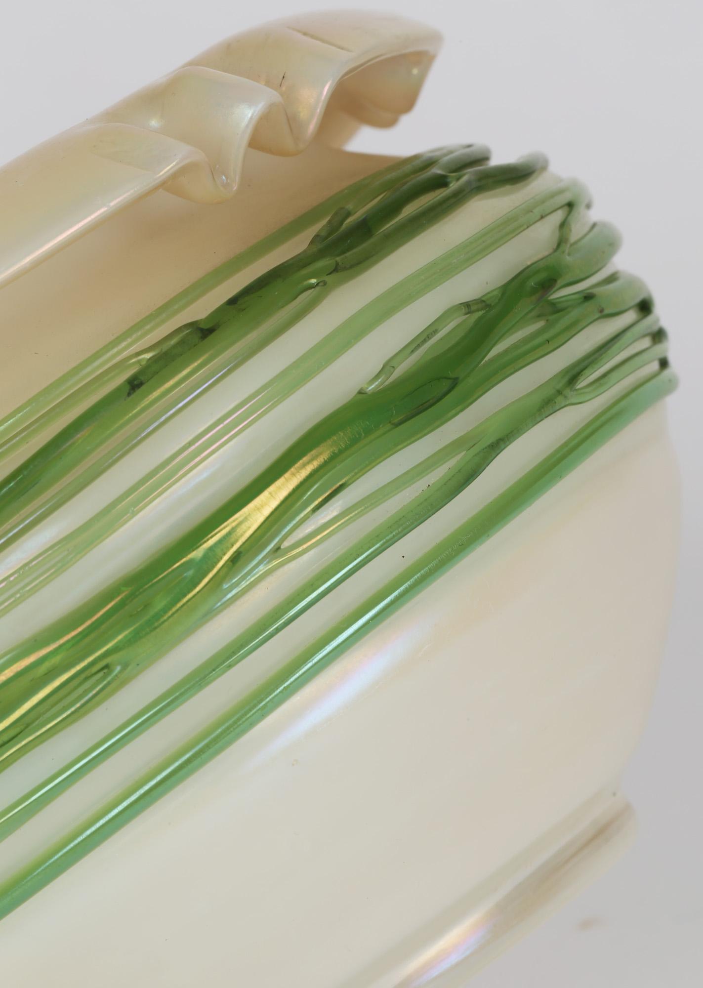 20ième siècle Vase en verre d'art iridescent Greene König Green Trailed Thread en vente