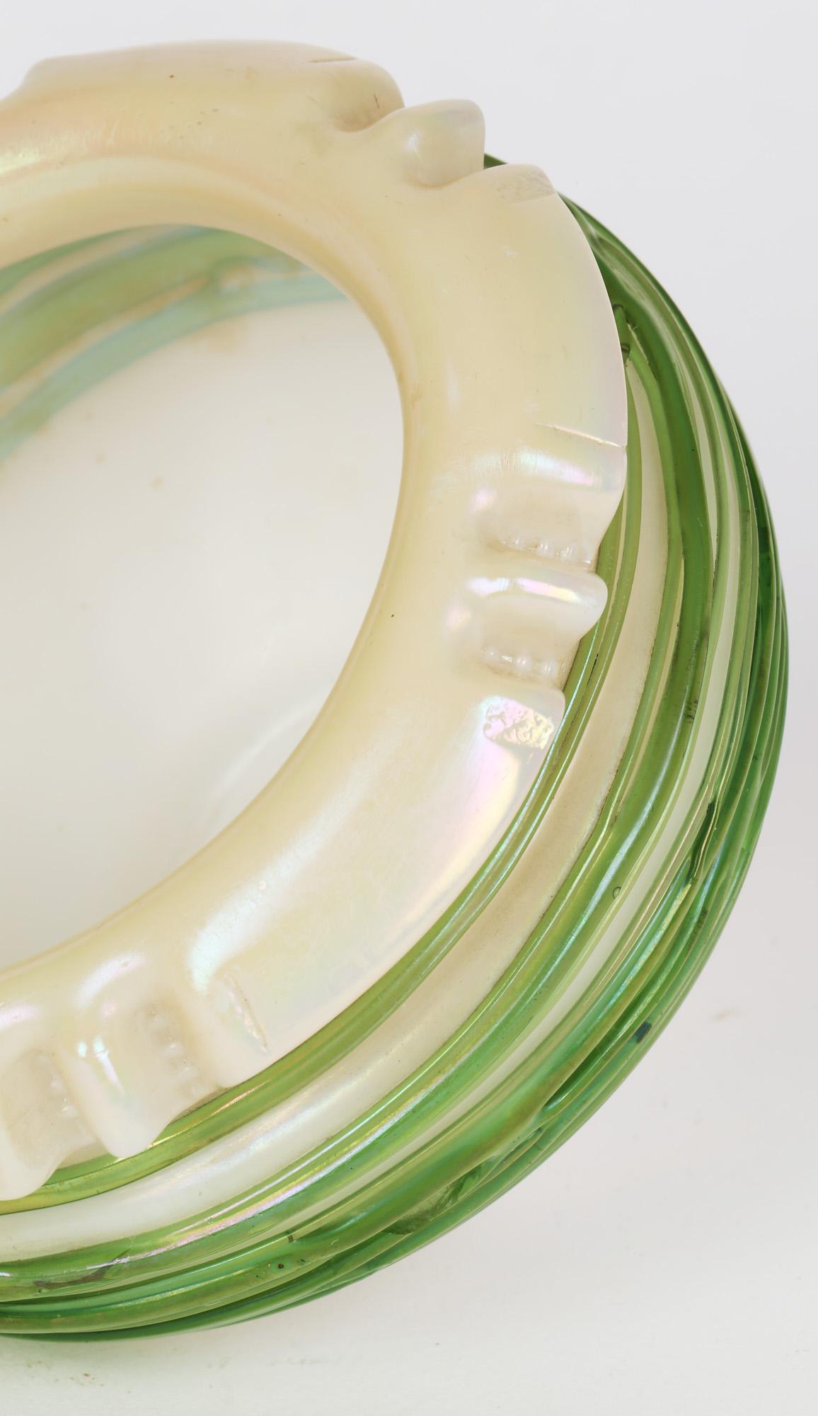 Palme König Green Trailed Thread Iridescent Art Glass Vase im Angebot 1