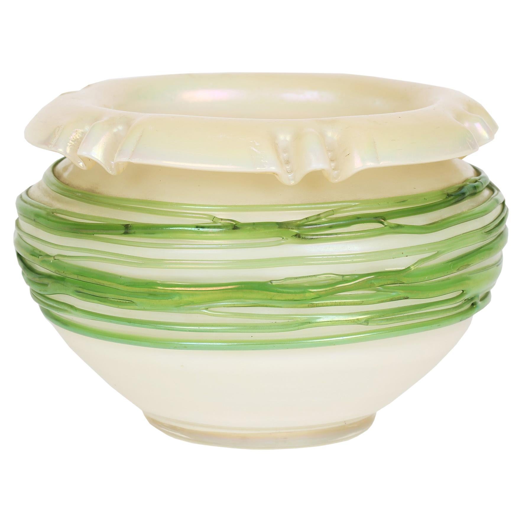 Palme König Green Trailed Thread Iridescent Art Glass Vase
