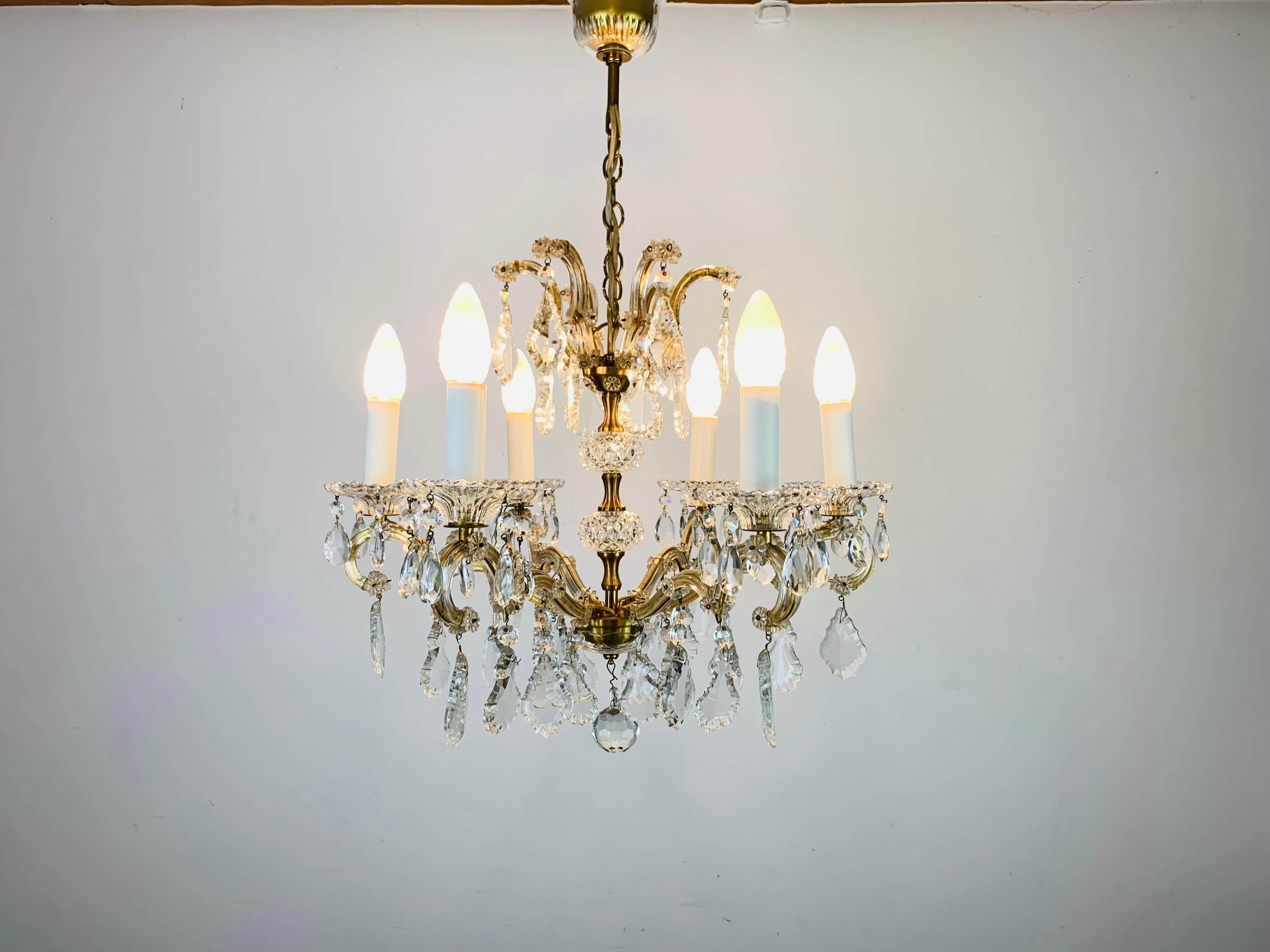 Bellissimo lampadario a sospensione in cristallo e ottone di Palme & Walter, realizzato negli anni Settanta.