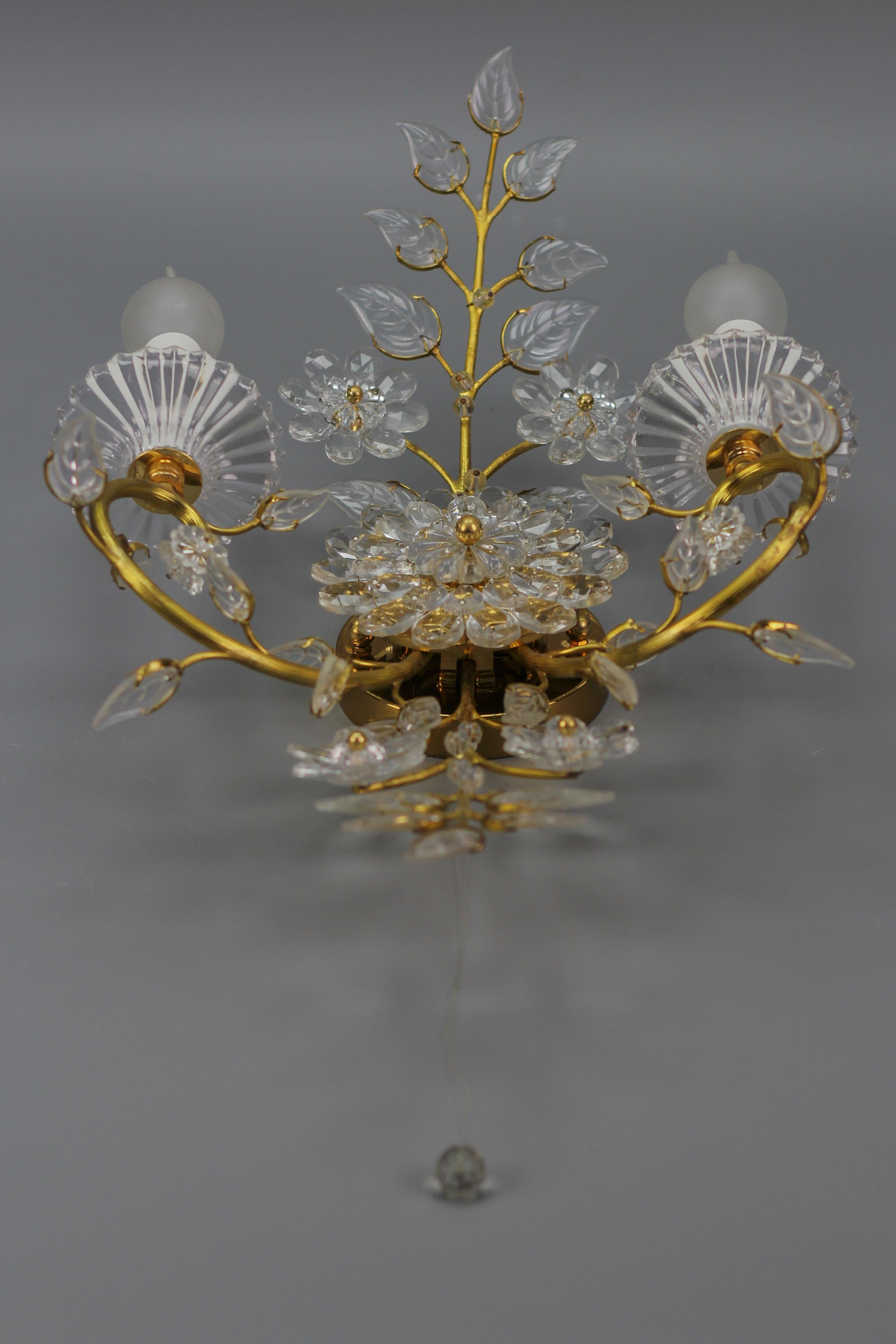 Palme & Walter Crystal and Brass Floral Wall Sconce by Palwa, Germany, 1960s In Good Condition For Sale In Barntrup, DE