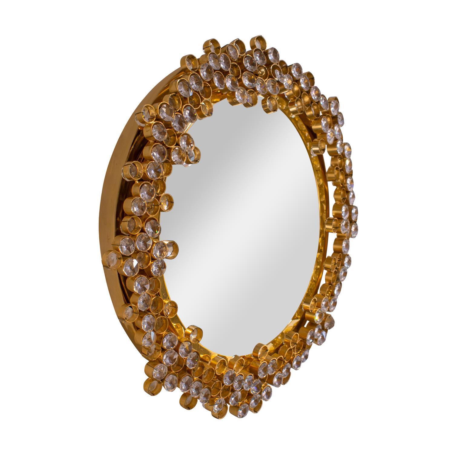 Miroir circulaire éclairant à fixation murale, modèle n° 2349, en laiton plaqué or 24 carats avec cristaux à facettes sur le pourtour, par Palme & Walter, Allemagne, années 1960. Les cristaux magnifiquement placés sont hypnotiques. Il s'agit d'un