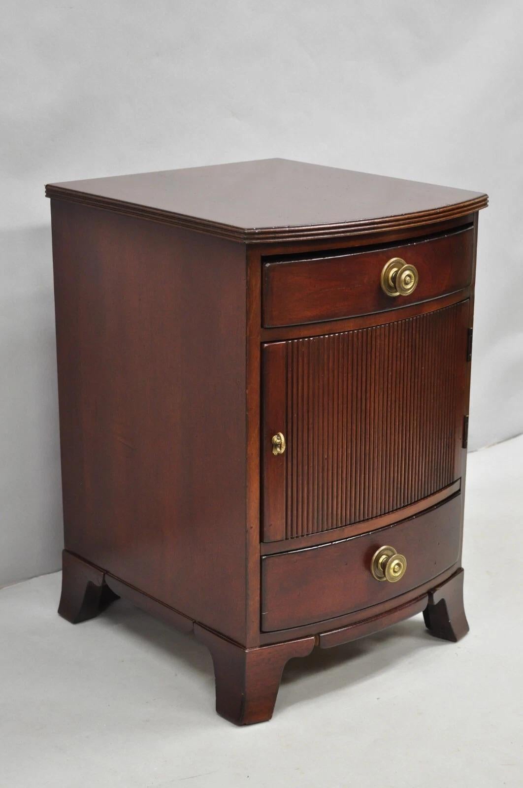 Palmer Home Collection Lexington Furniture Mahogany Bowfront Commode Nightstand. Circa Late 20th Century. Measurements: 27.5