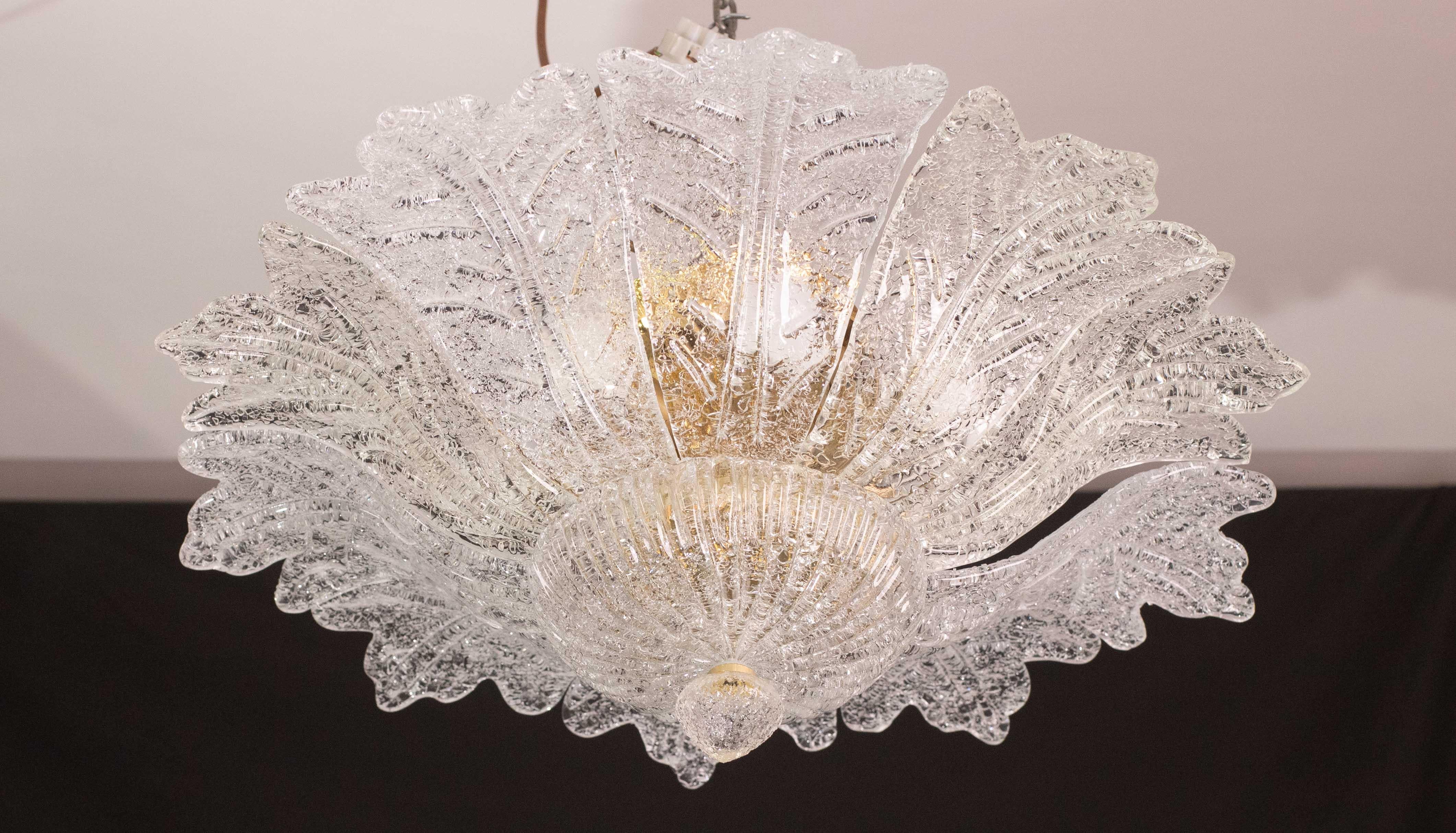 Lámpara de techo extragrande de espléndido cristal de Murano.

Periodo: hacia 1970.

La luz monta 7 portalámparas europeos estándar e14

Perfecto para decorar un espacio grande.

La altura mide 30 centímetros desde el techo, el diámetro unos 65
