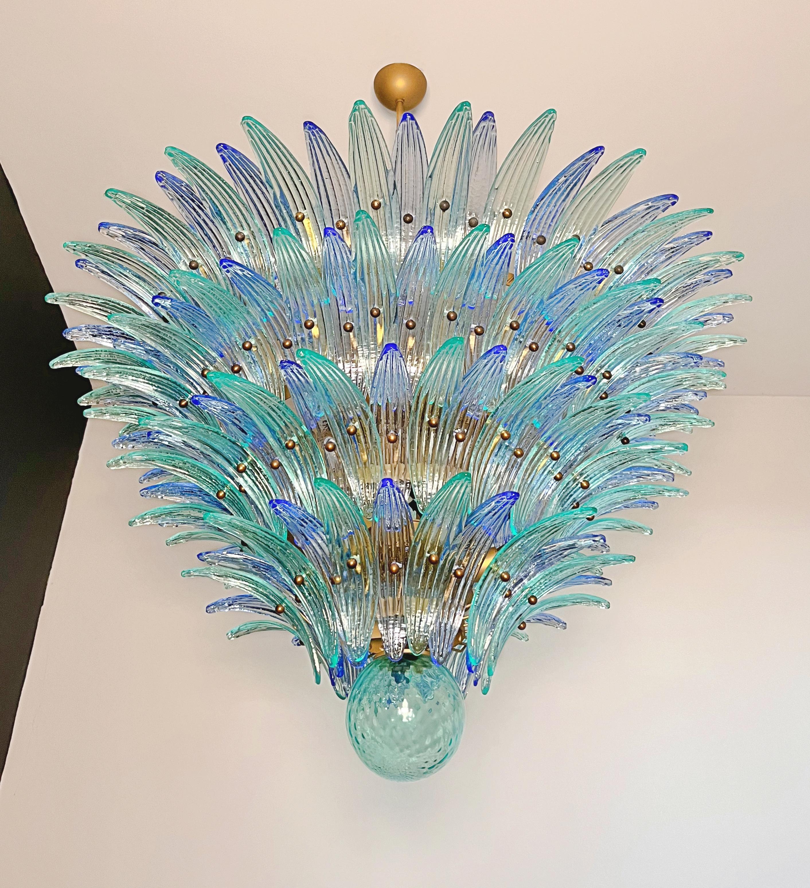 Palmette Deckenleuchte - vier Ebenen, 160 blaue und türkise Gläser im Angebot 2