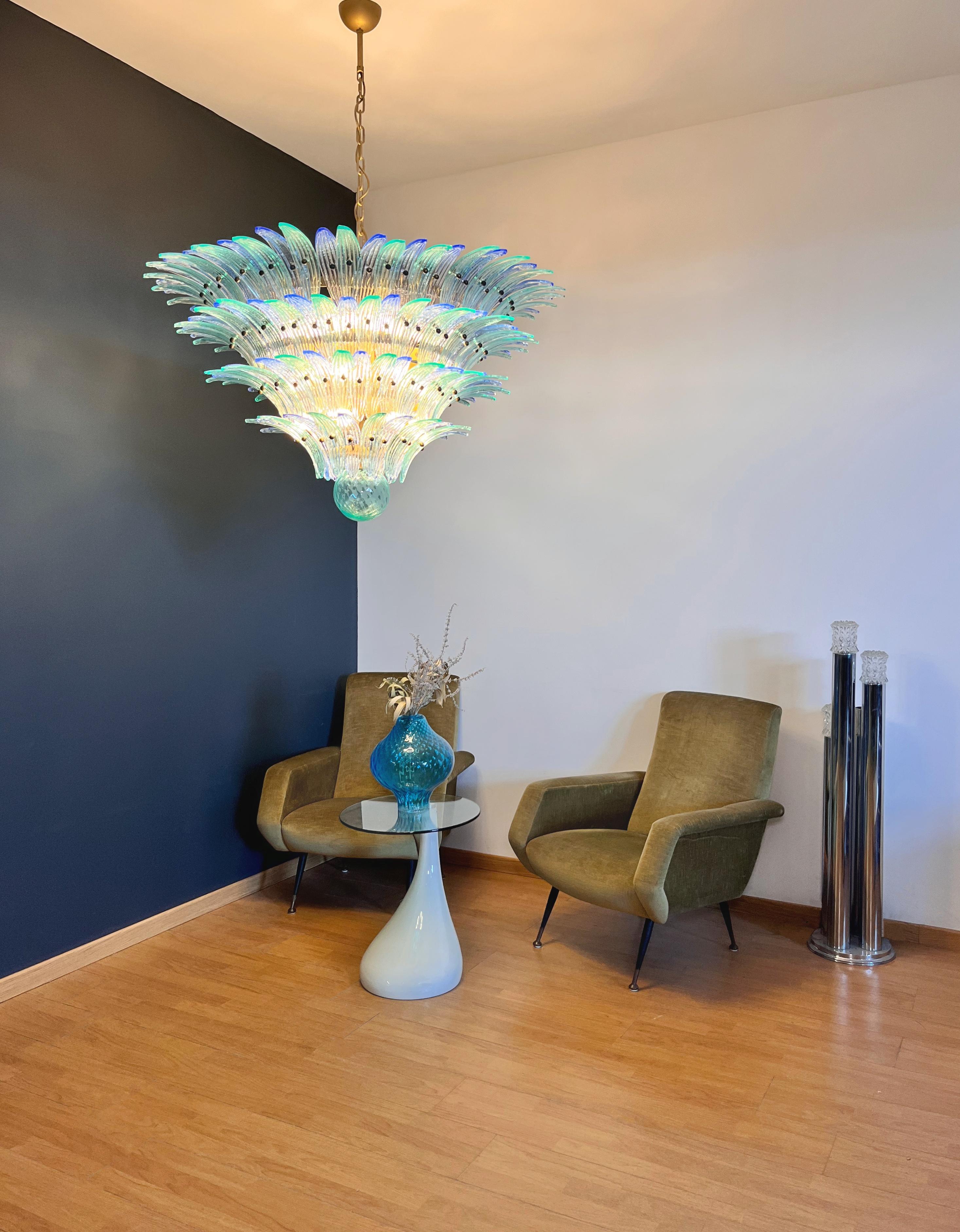 Palmette Deckenleuchte - vier Ebenen, 160 blaue und türkise Gläser im Angebot 3