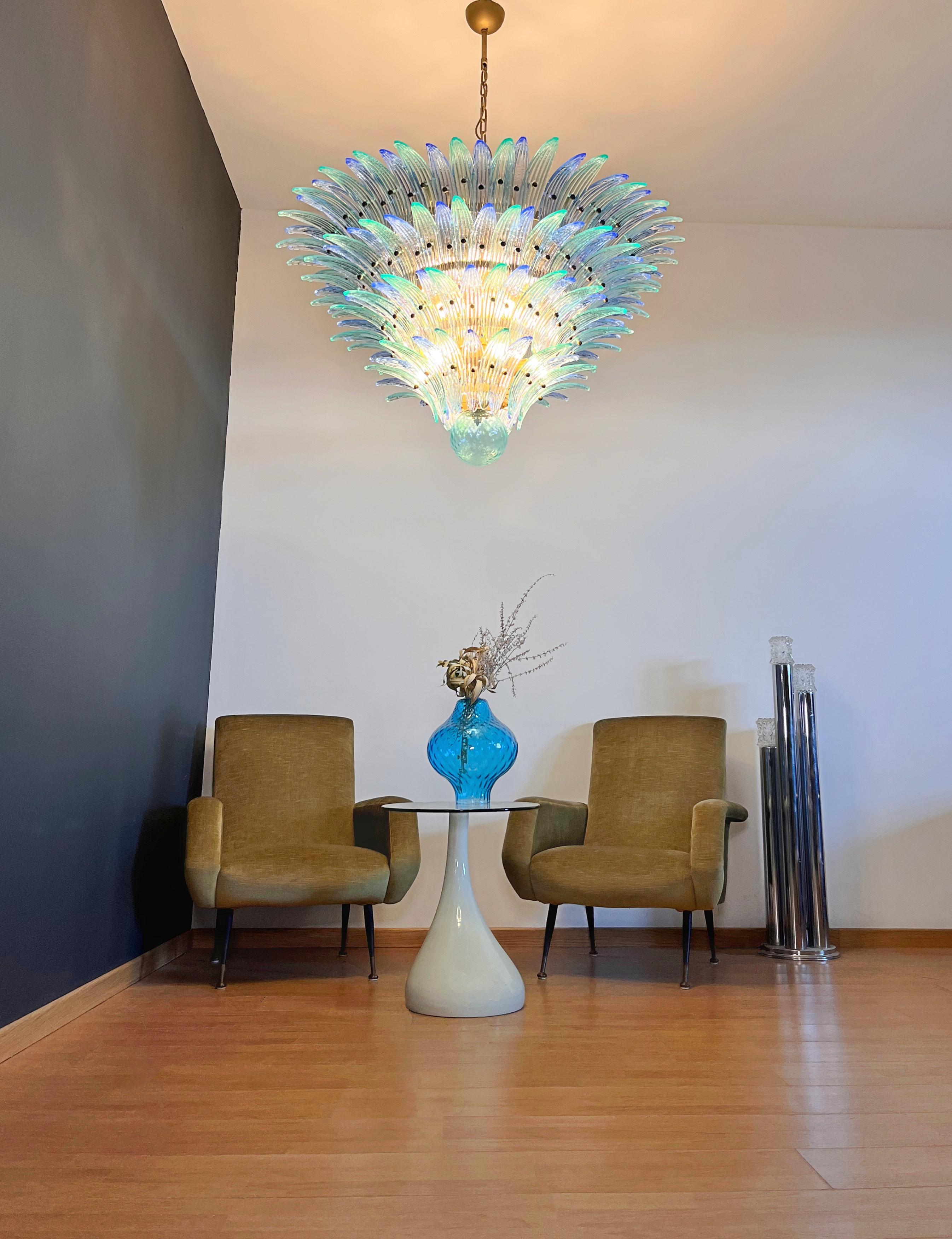 Palmette Deckenleuchte - vier Ebenen, 160 blaue und türkise Gläser im Angebot 5