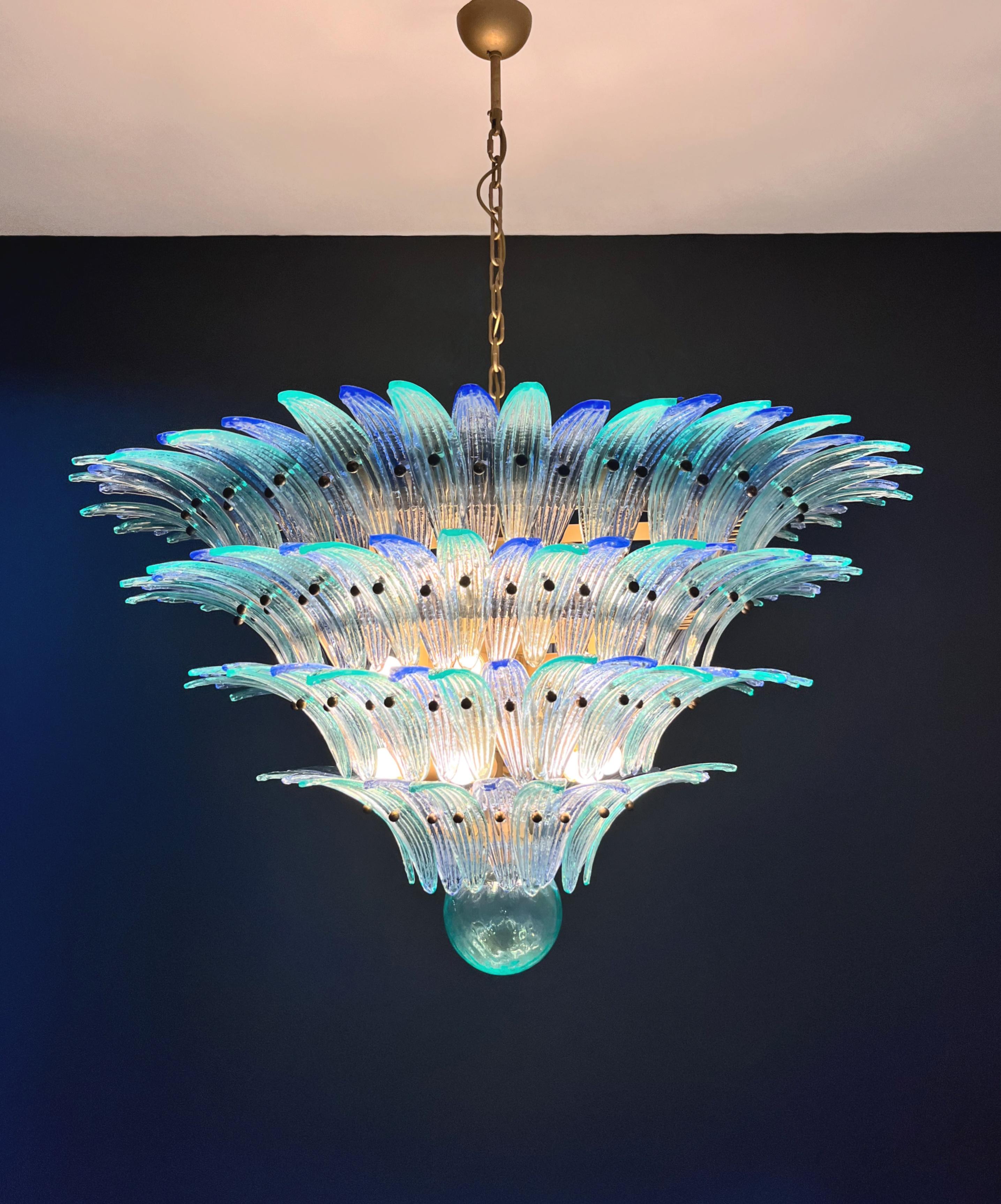 Palmette Deckenleuchte - vier Ebenen, 160 blaue und türkise Gläser im Angebot 8
