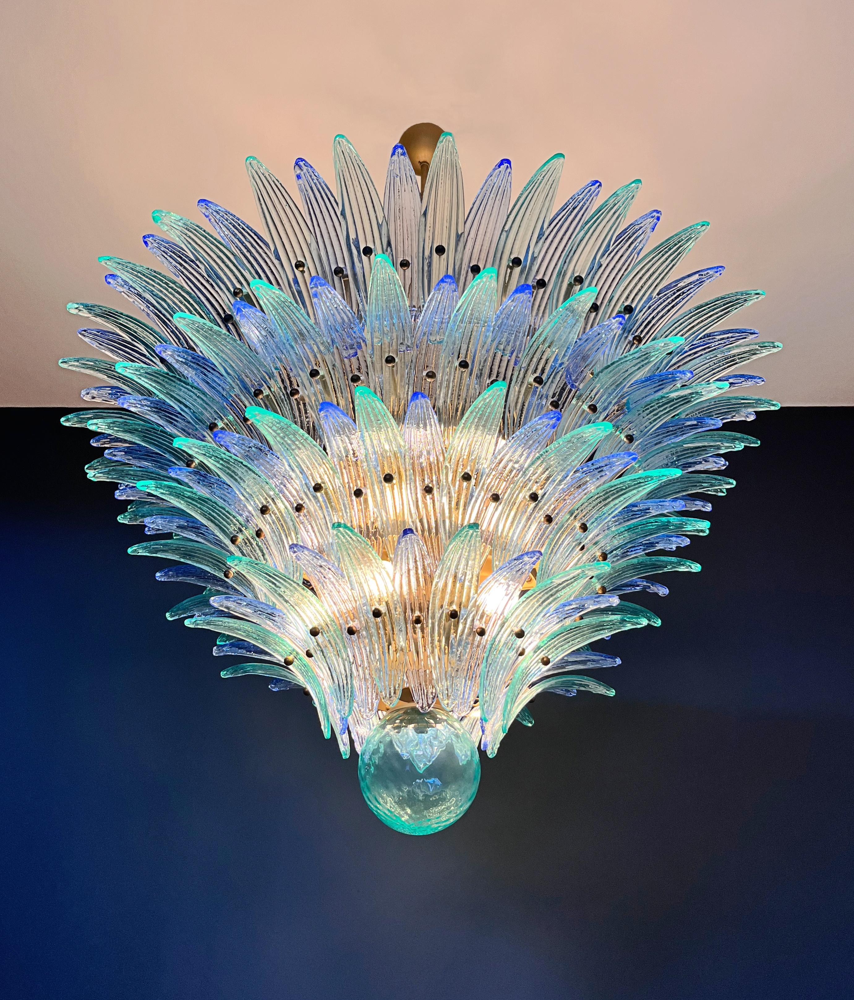 Palmette Deckenleuchte - vier Ebenen, 160 blaue und türkise Gläser im Angebot 10