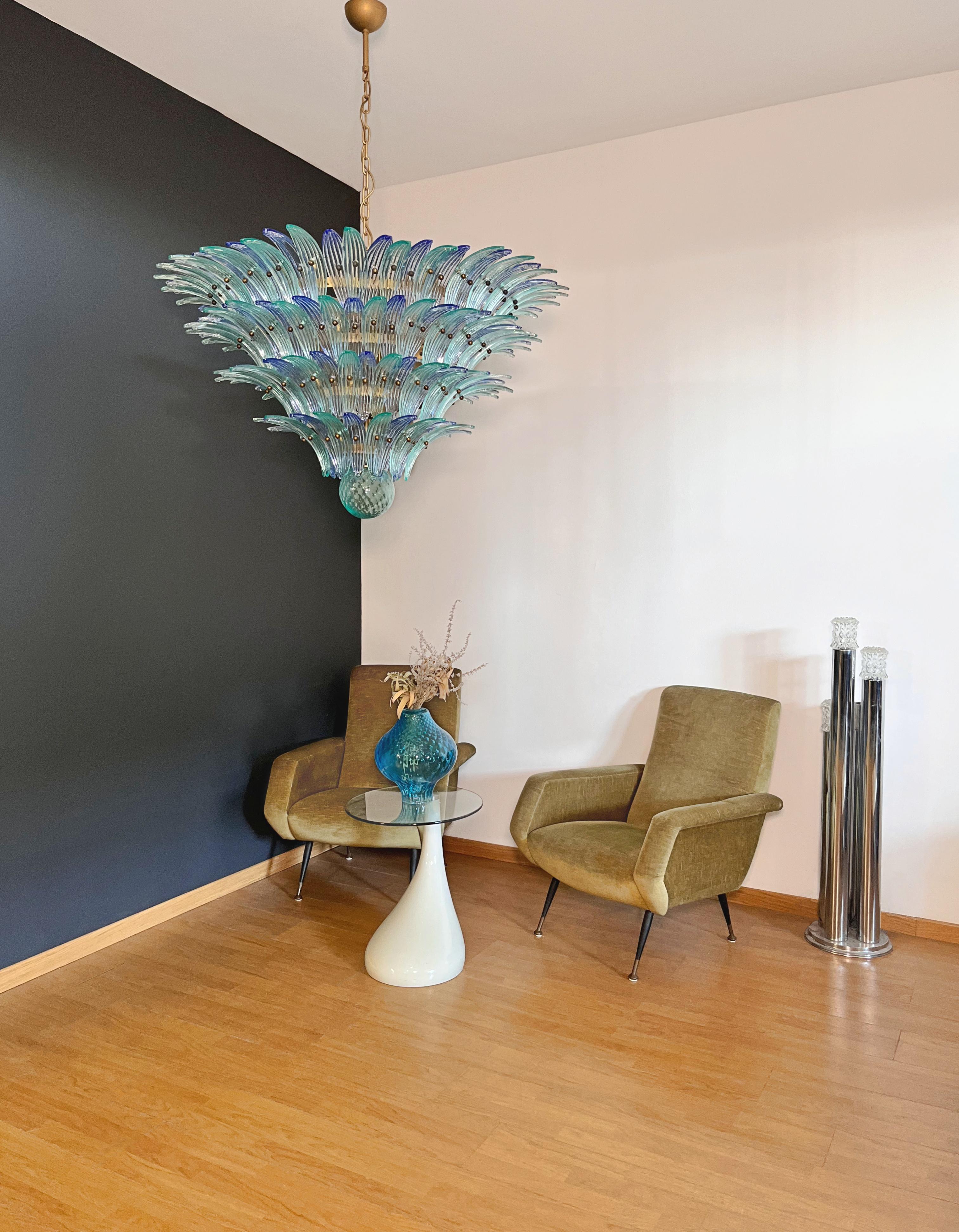 Palmette Deckenleuchte aus 160 blauen und türkisfarbenen Muranogläsern in einem goldenen Metallrahmen. Muranoglas in traditioneller Weise geblasen. Struktur aus goldfarbenem Metall.
Zeitraum: Ende des 20. Jahrhunderts
Gewicht: etwa 55