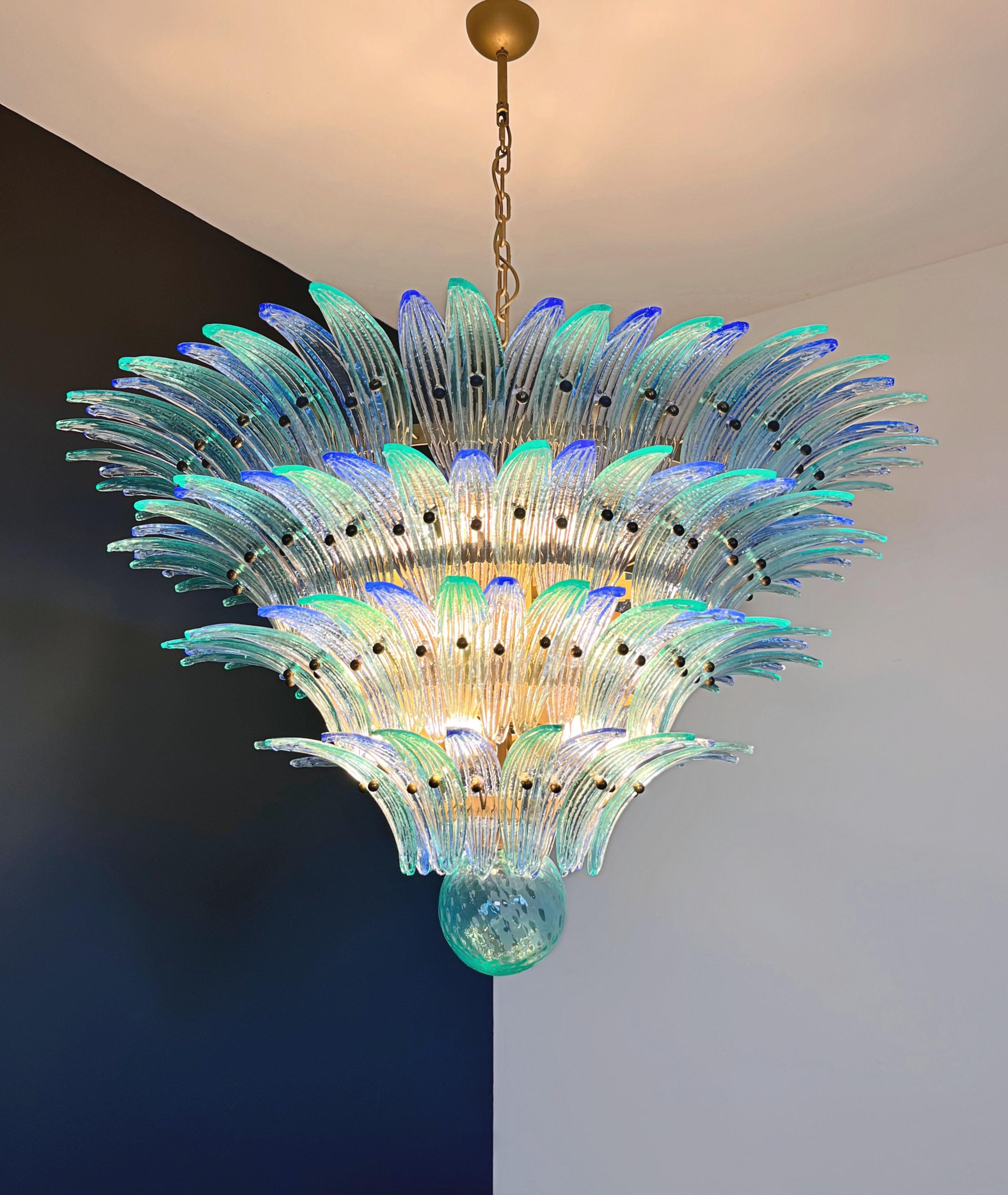 Palmette Deckenleuchte - vier Ebenen, 160 blaue und türkise Gläser im Angebot 12