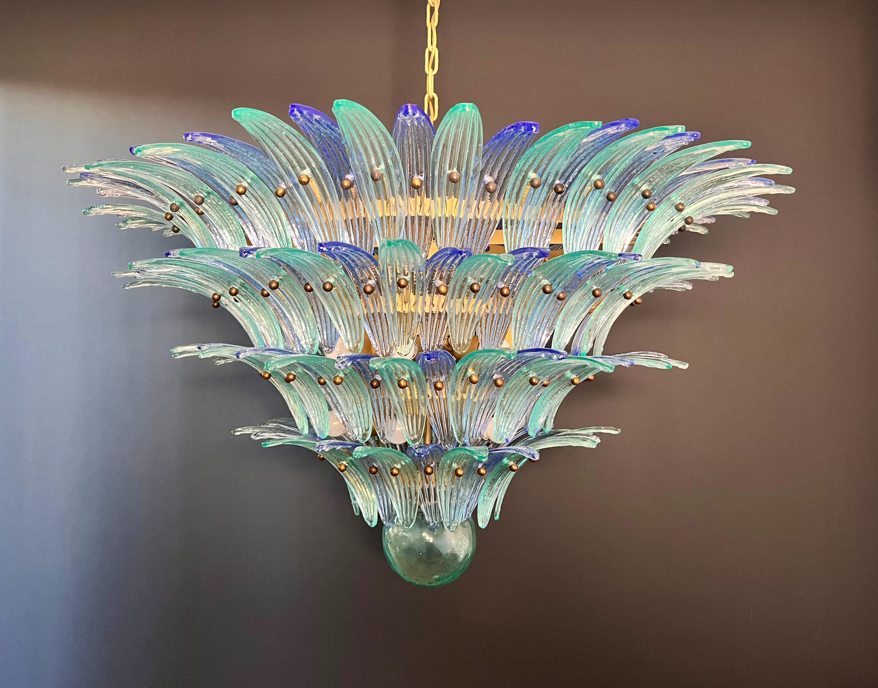 Palmette Deckenleuchte - vier Ebenen, 160 blaue und türkise Gläser (Italian) im Angebot