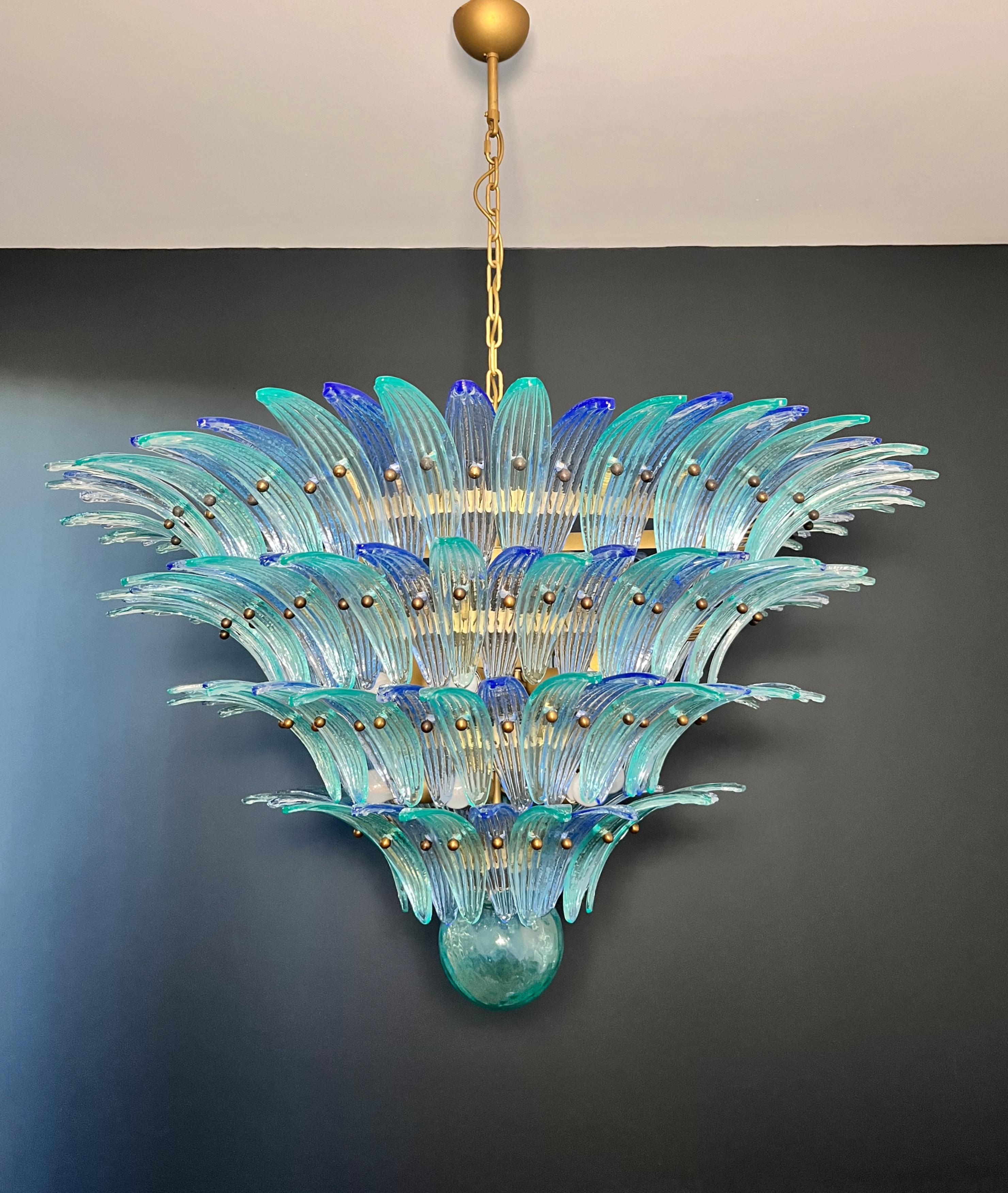 Palmette Deckenleuchte - vier Ebenen, 160 blaue und türkise Gläser (Verzinkt) im Angebot