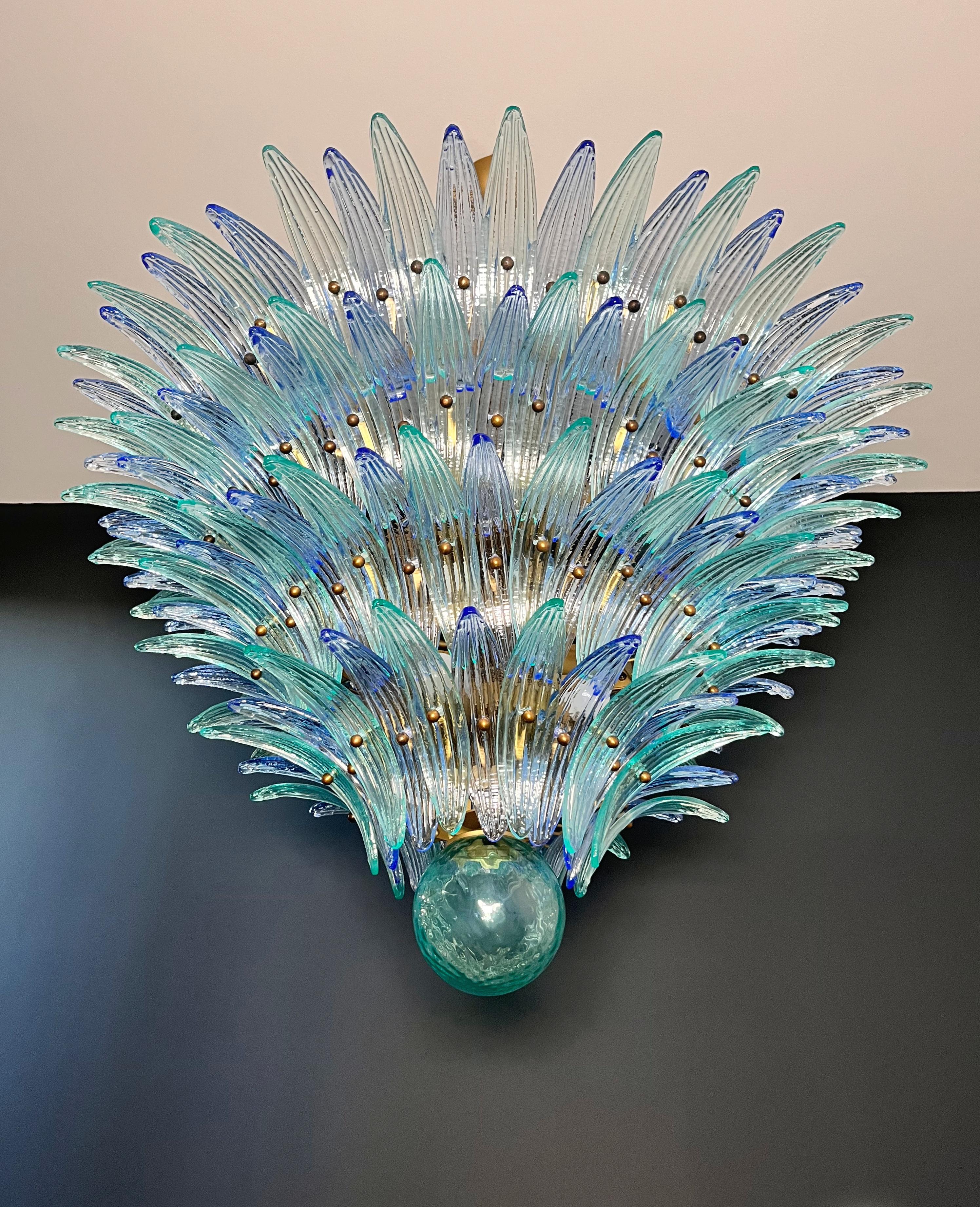 Palmette Deckenleuchte - vier Ebenen, 160 blaue und türkise Gläser (20th Century) im Angebot