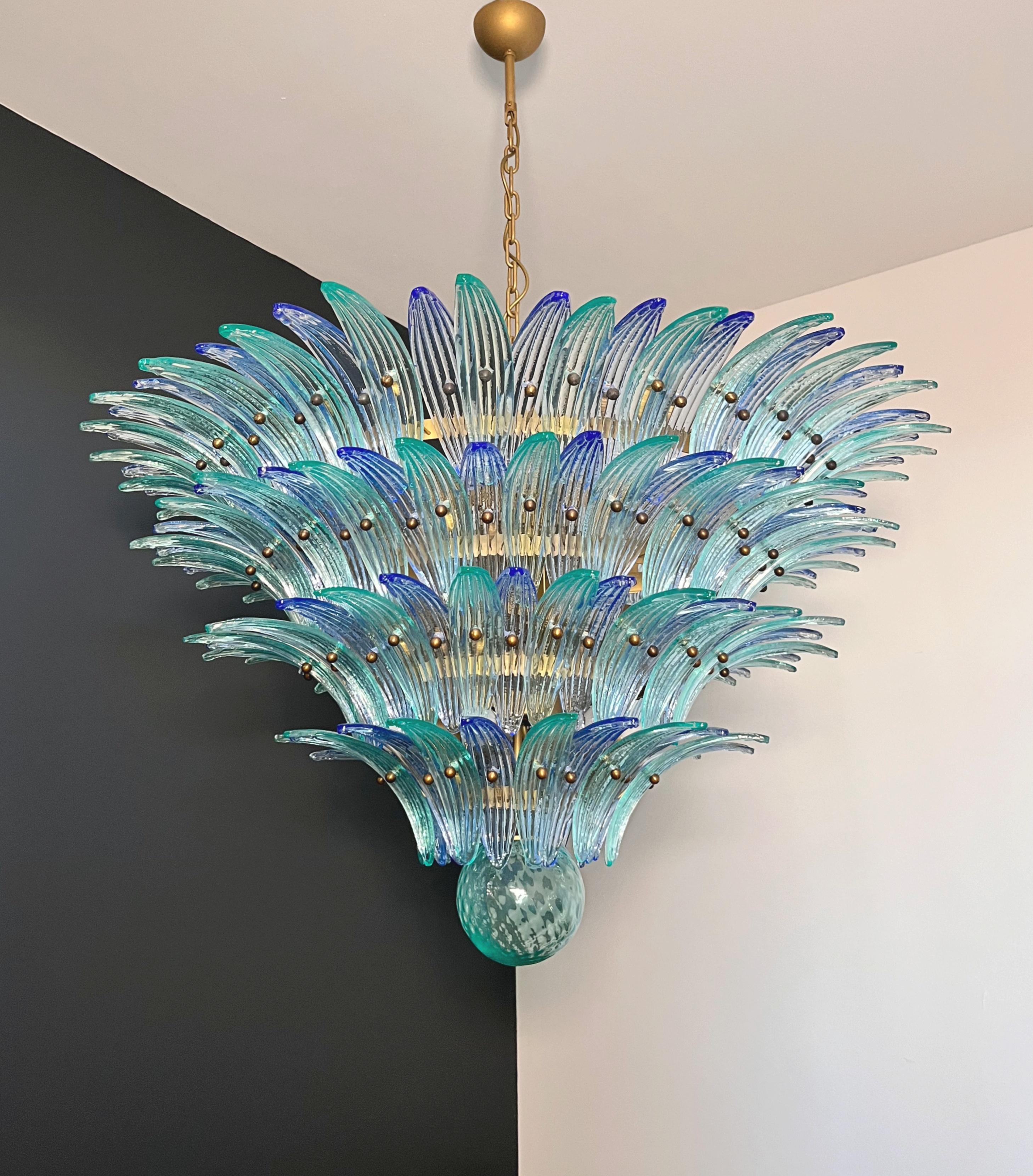 Palmette Deckenleuchte - vier Ebenen, 160 blaue und türkise Gläser (Glaskunst) im Angebot