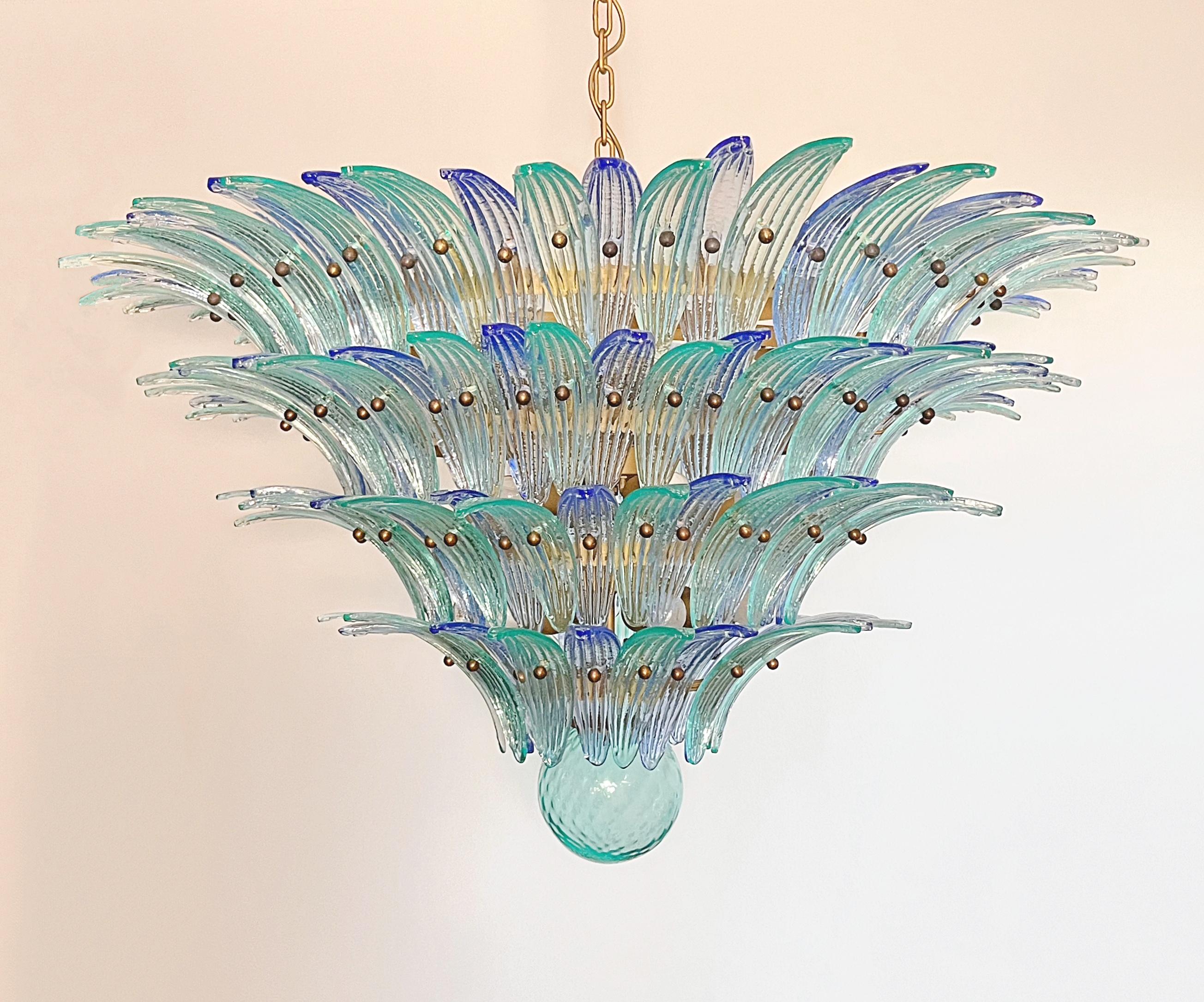 Palmette Deckenleuchte - vier Ebenen, 160 blaue und türkise Gläser im Angebot 1