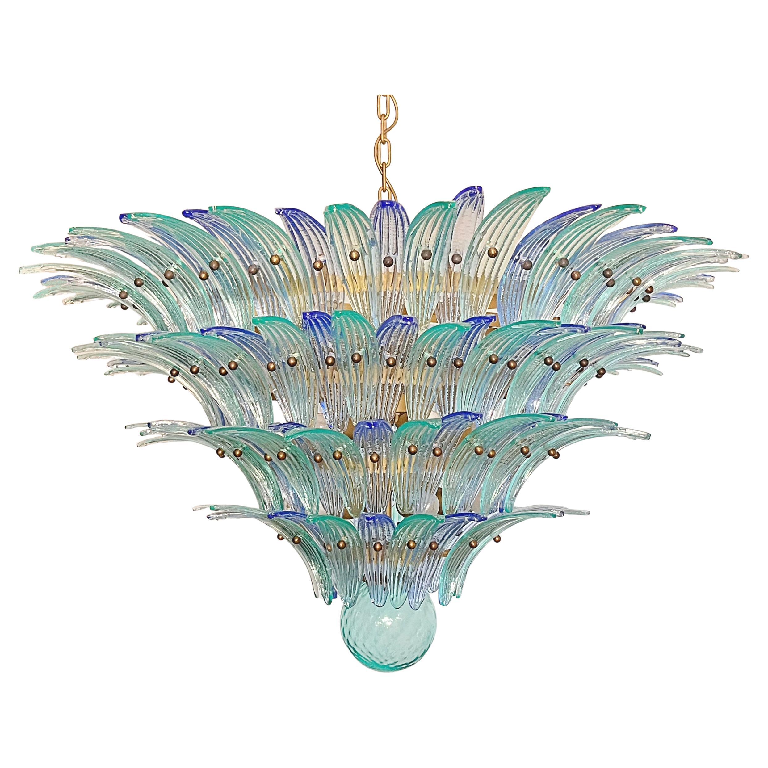 Palmette Deckenleuchte - vier Ebenen, 160 blaue und türkise Gläser im Angebot
