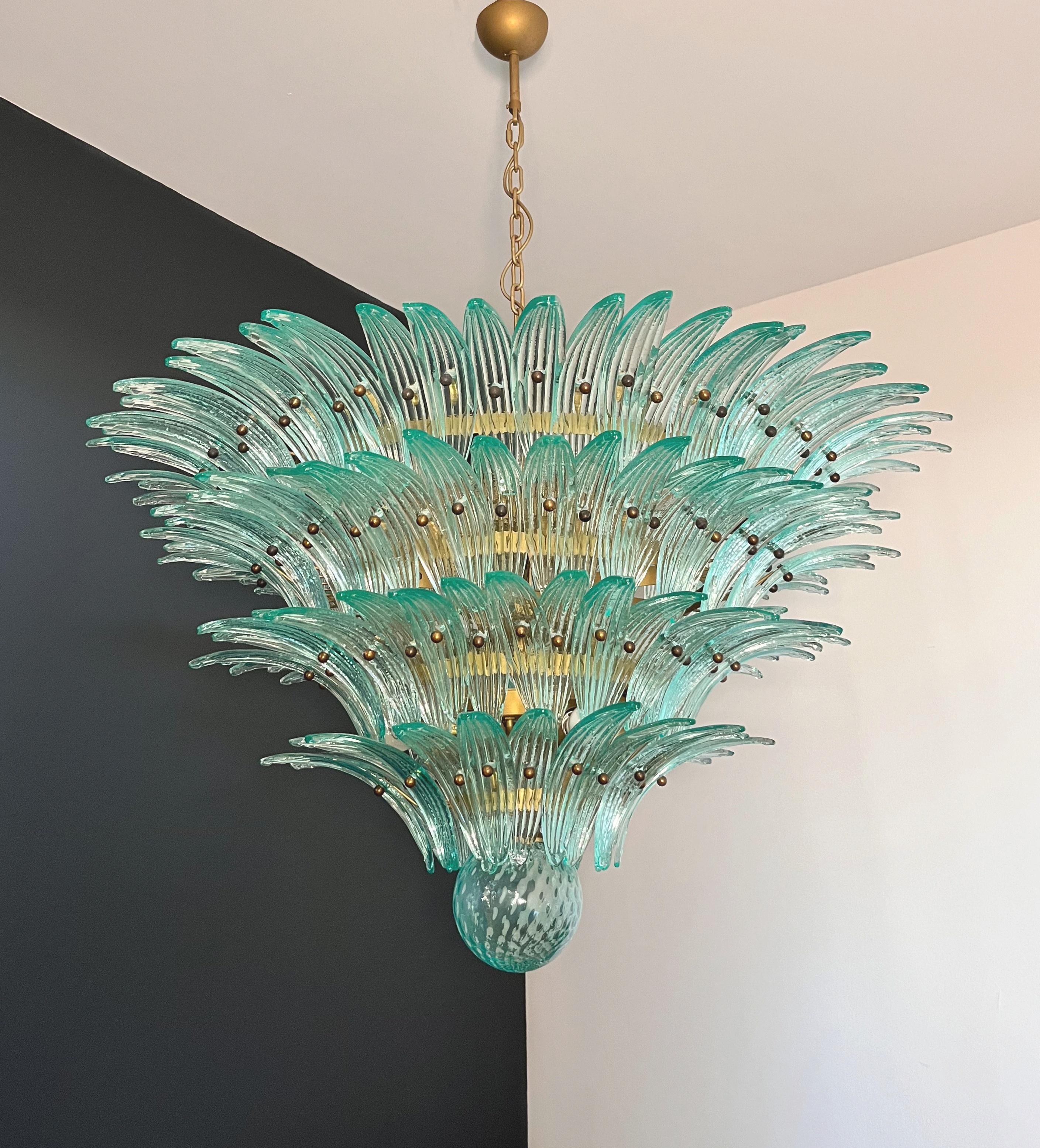 Lámpara de techo Palmette - cuatro niveles, 160 cristales turquesa 20th Century en venta