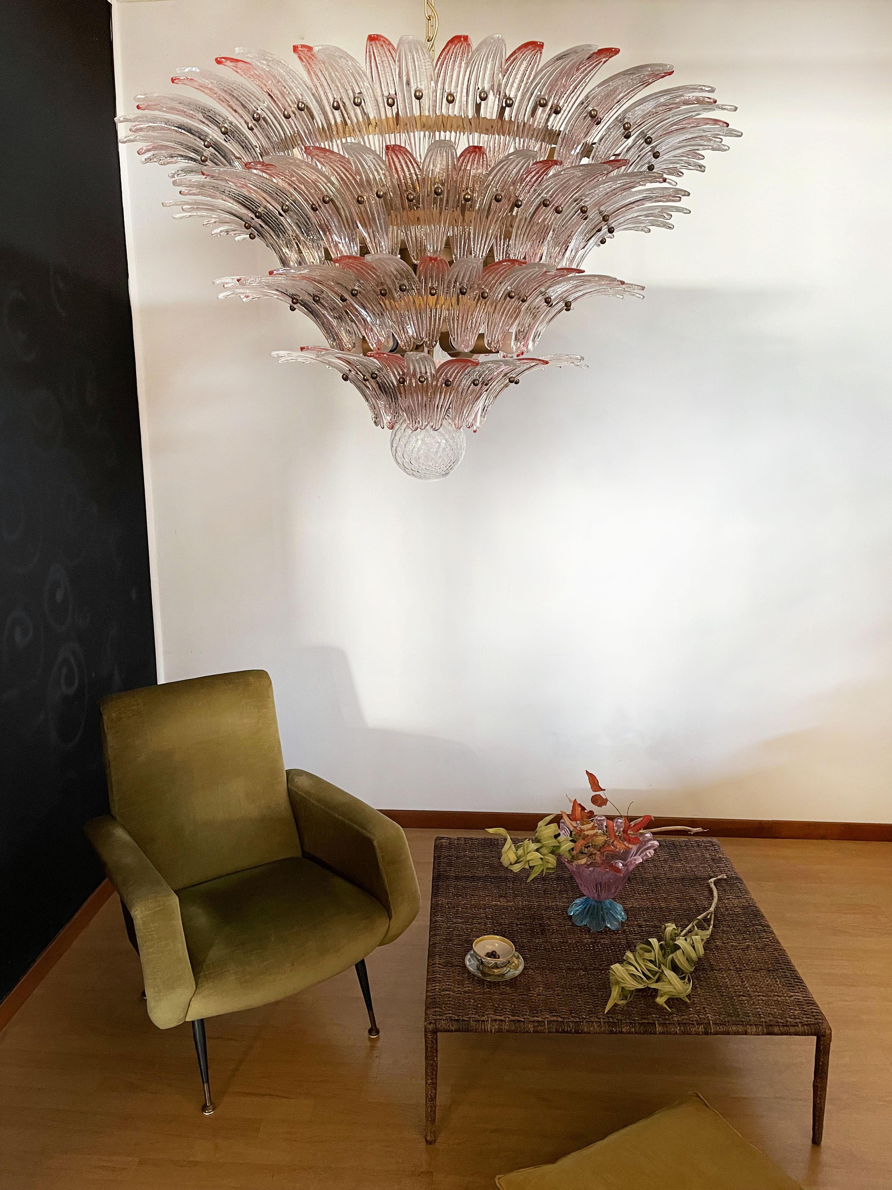 Verre d'art Plafonnier Palmette - quatre niveaux, 163 verres roses et transparents en vente