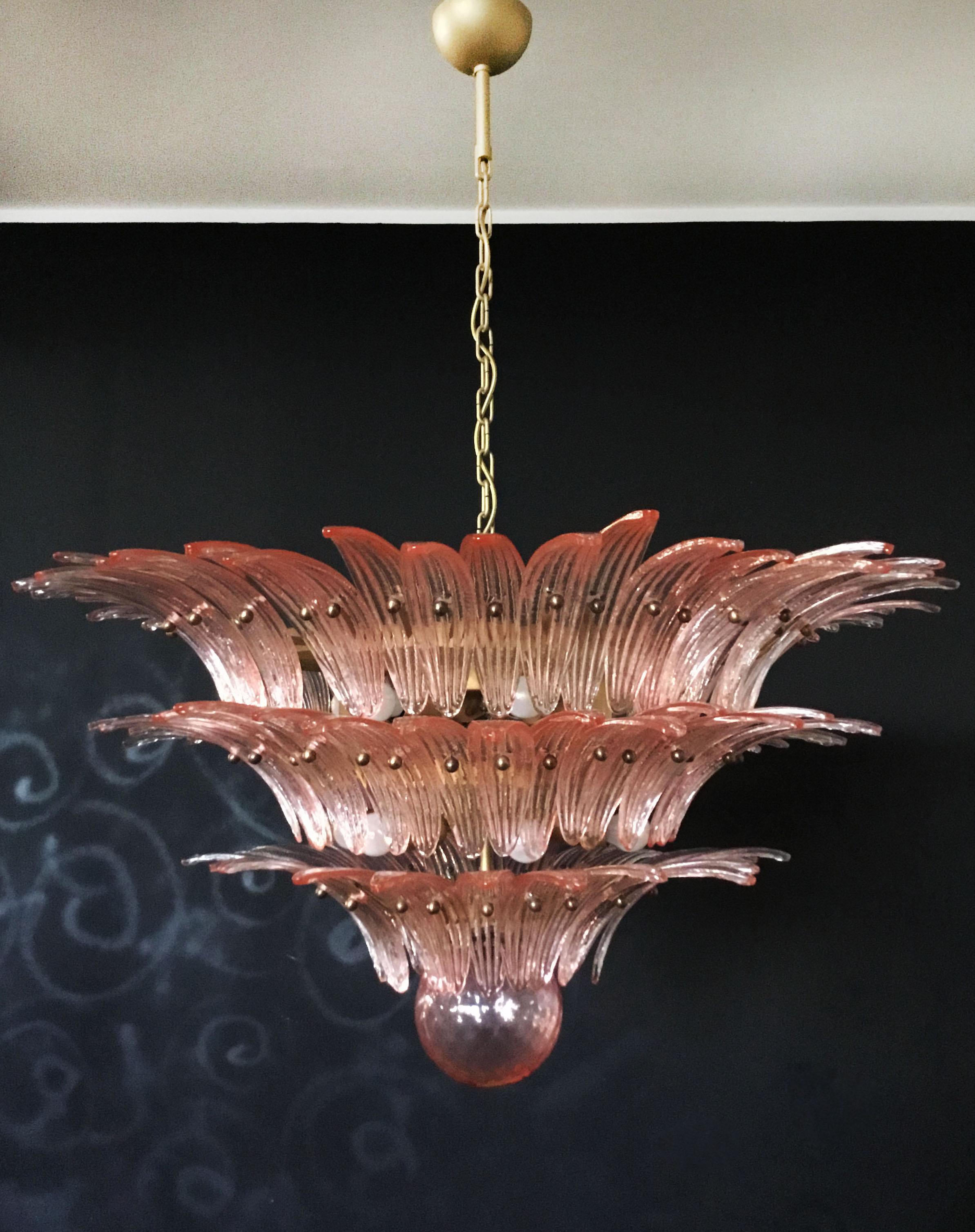 Palmette ceiling light made by 104 Murano pink glasses in a gold metal frame. Murano blown glass in a traditional way. Structure in gold colored metal.
Period: 1980s
Dimensions: 47,25 inches (120 cm) height with chain; 25,60 inches (65 cm) height