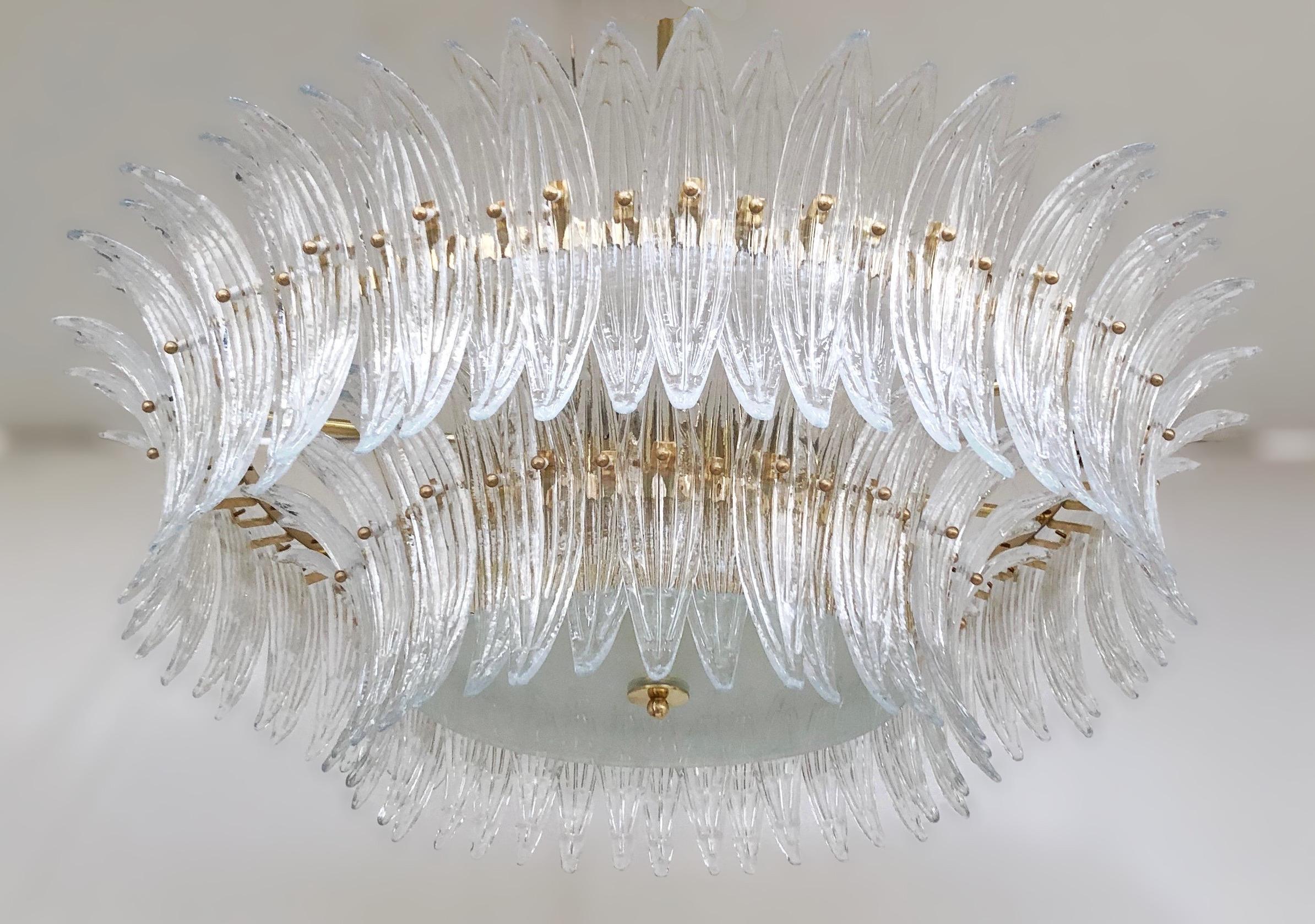Lámpara italiana Palmette con hojas de cristal de Murano transparente montadas en un marco de latón natural sin lacar con un difusor de cristal esmerilado / Fabricada en Italia
Diámetro 39,5 pulgadas, altura 13 pulgadas, altura total 35,5 pulgadas