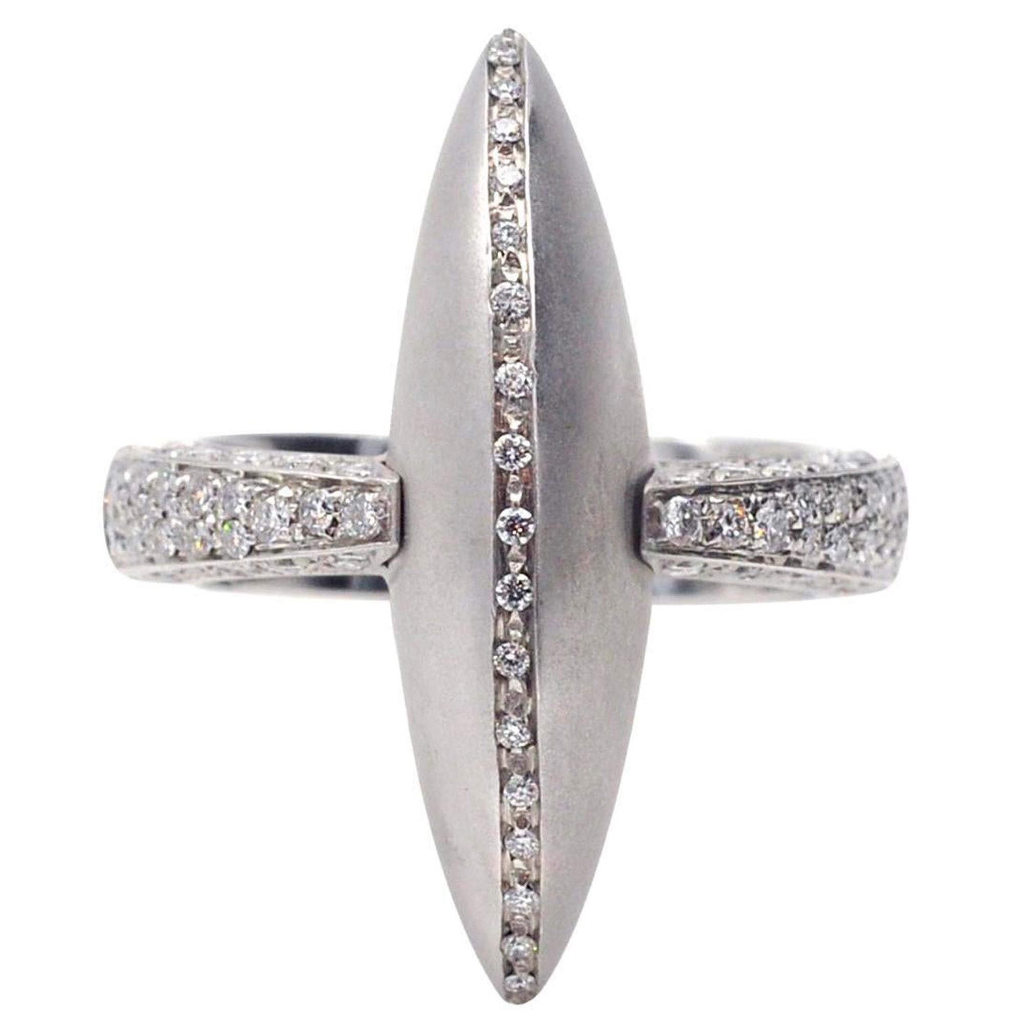 Anillo de oro blanco de 18 quilates con diamantes arquitectónicos Palmiero, circa 2000 en venta