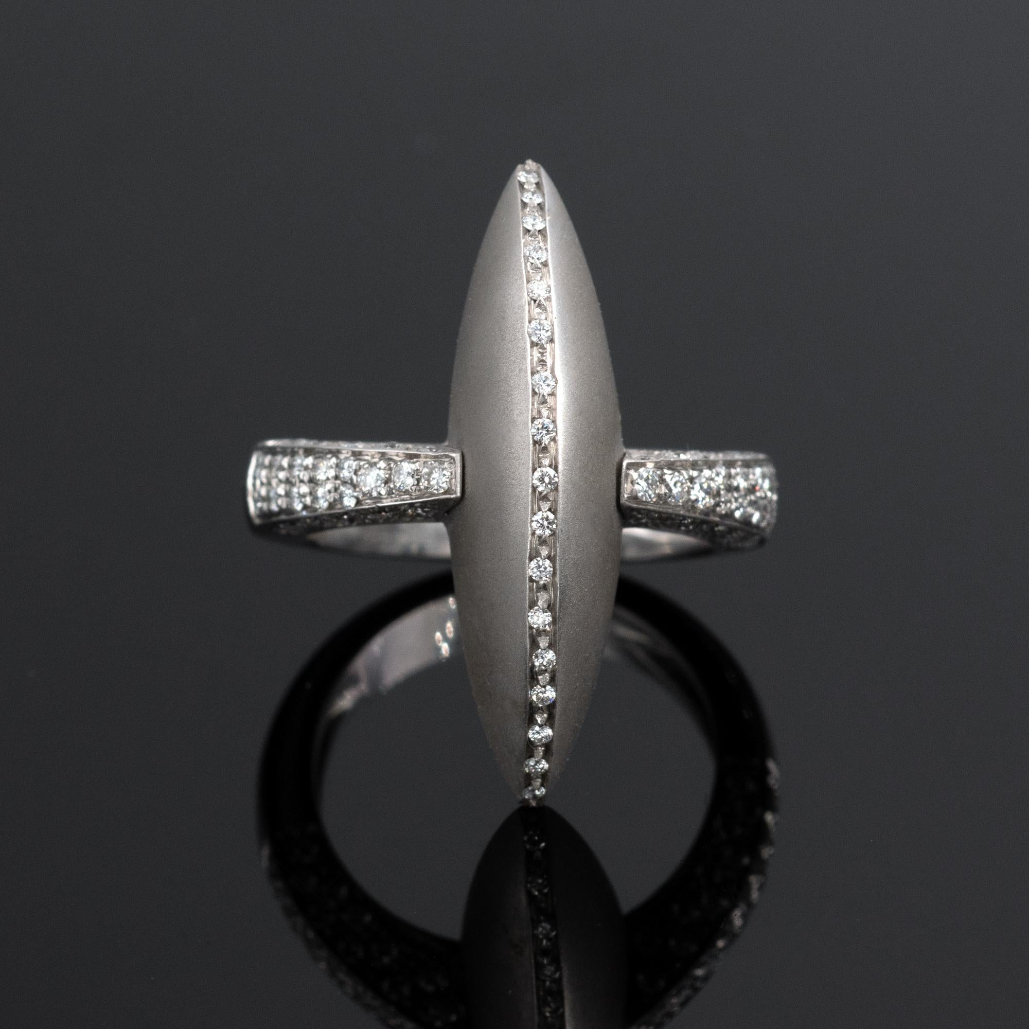 Remarquable bague marquise en forme de dôme, réalisée par le célèbre designer italien Palmiero. Le design contemporain est aussi moderne que parfait : L'or texturé et les diamants sertis en pavé forment un contraste élégant.
Diamants : 0,52 carat. 
 