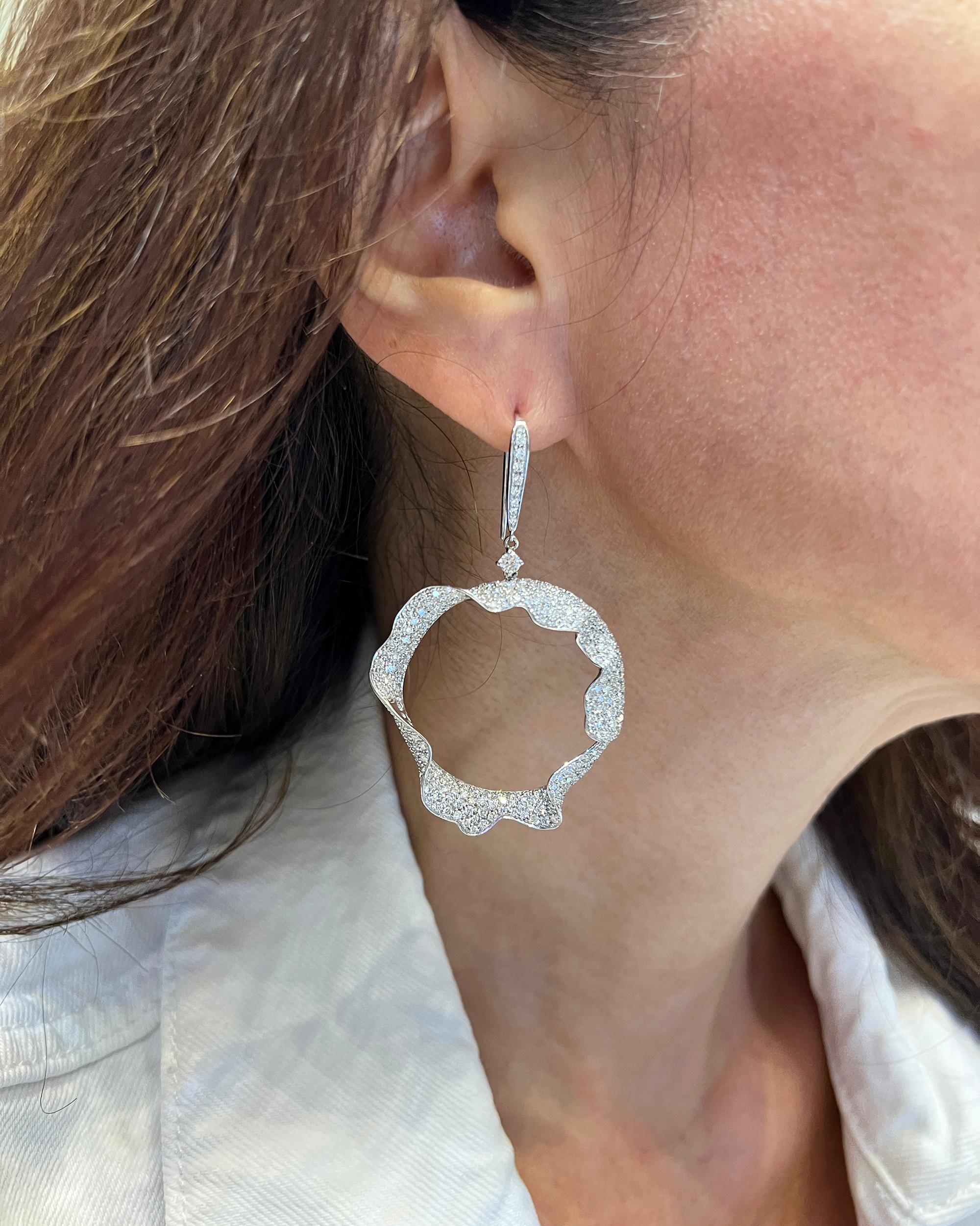 A beautiful pair of hanging earrings made by Palmiero in Italy.
Round diamonds weighing a total of 7.21 carats with G-H color, VS clarity.
Metal is 18k white gold; gross weight is 20.94 gr.
Retail $41,618.
Measurements:
L: 2.5 ins (6.5 cm)
W: 1.5